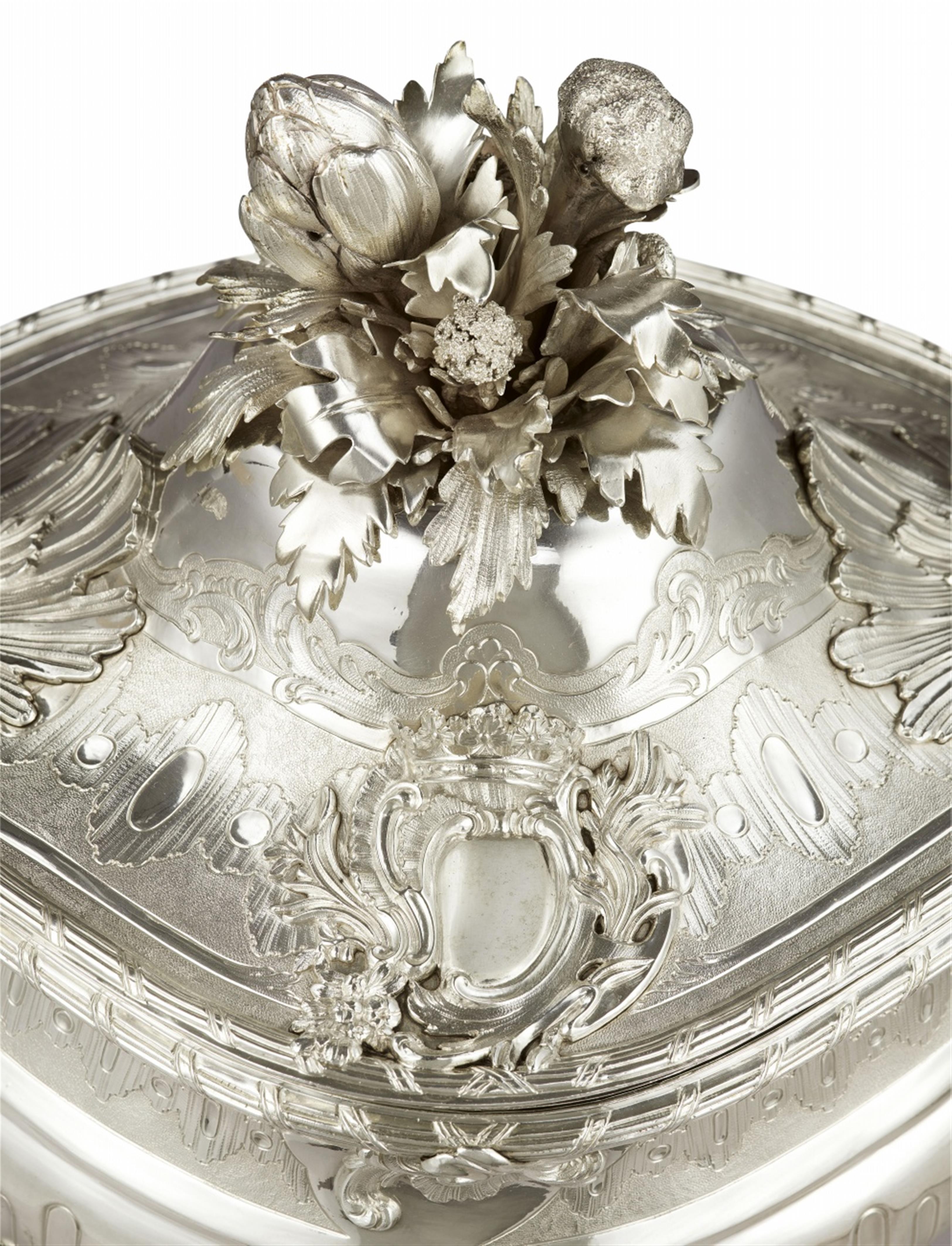 An important Spanish silver tureen and cover - image-5