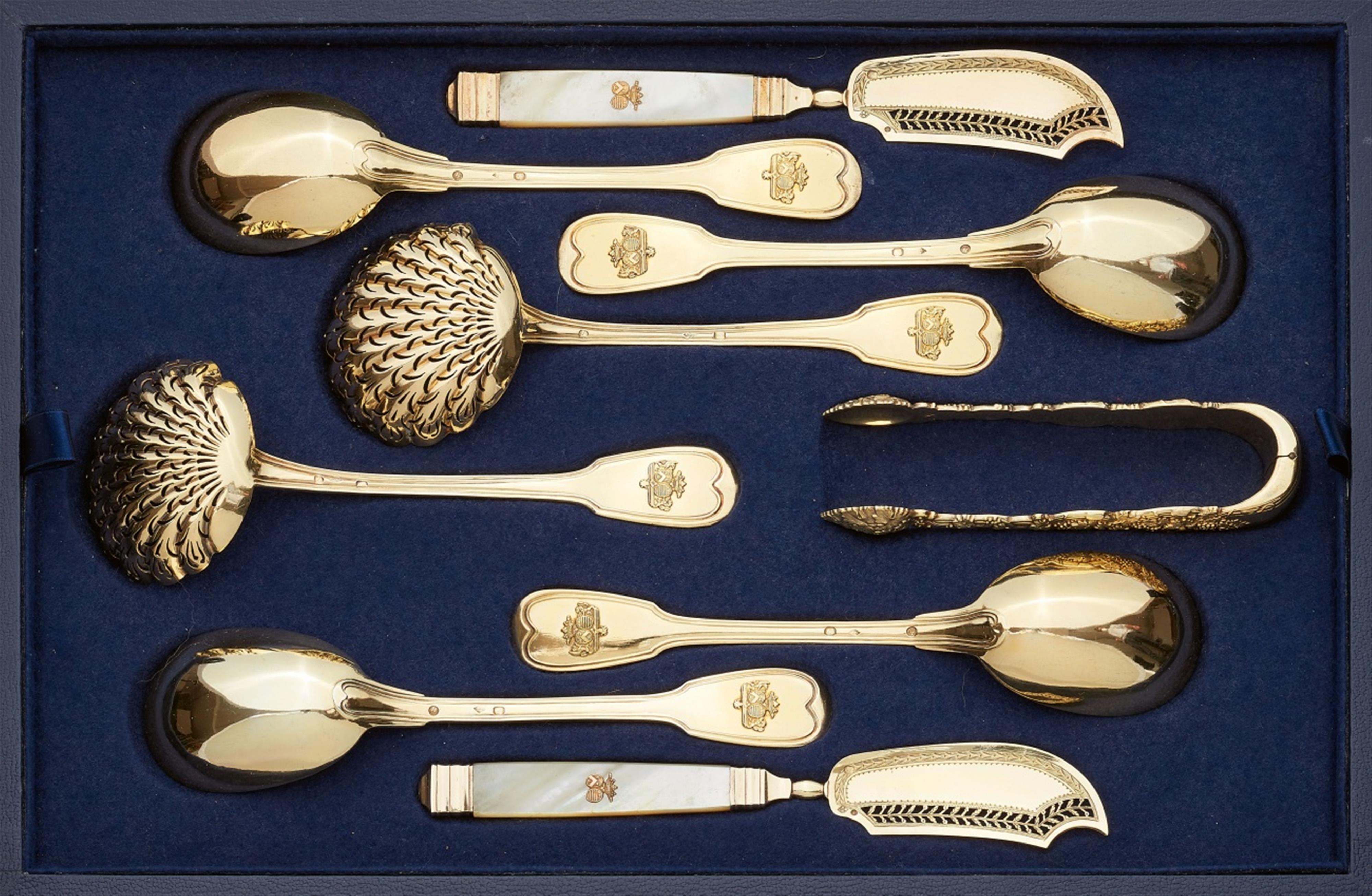 An extensive Parisian silver gilt cutlery set made for the Marquis and the Marquise de Pomereu - image-4