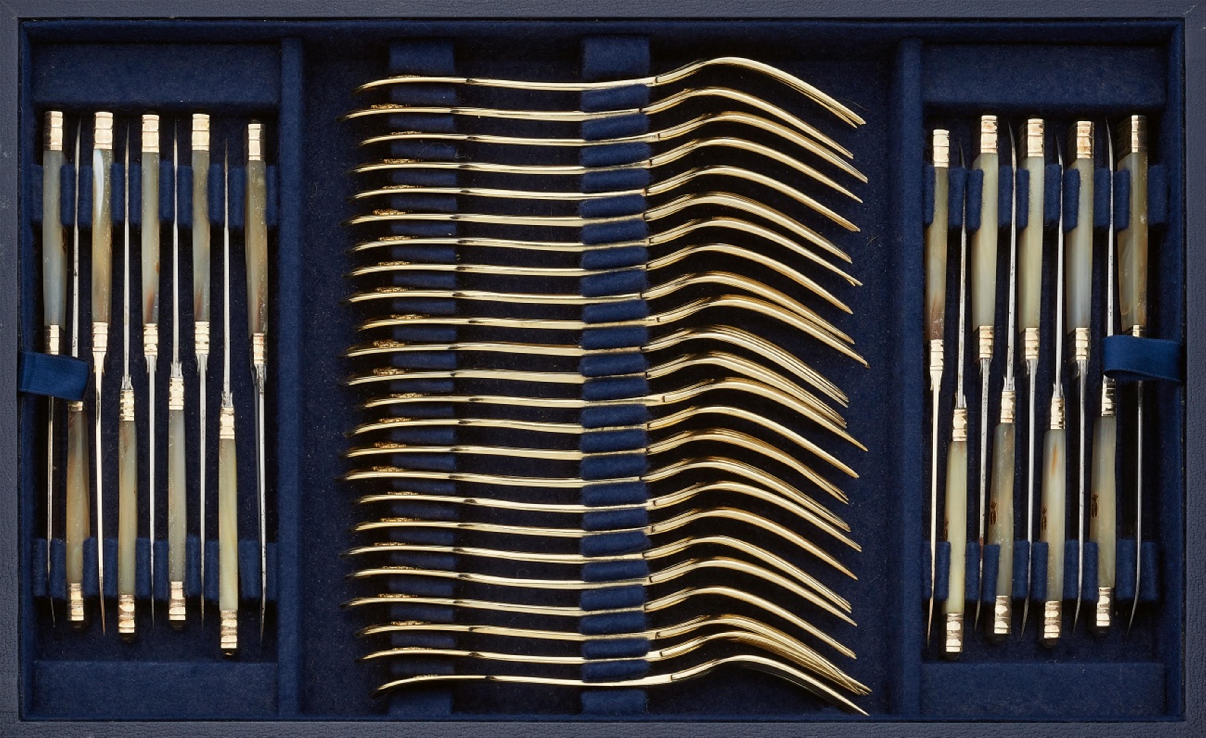 An extensive Parisian silver gilt cutlery set made for the Marquis and the Marquise de Pomereu - image-5