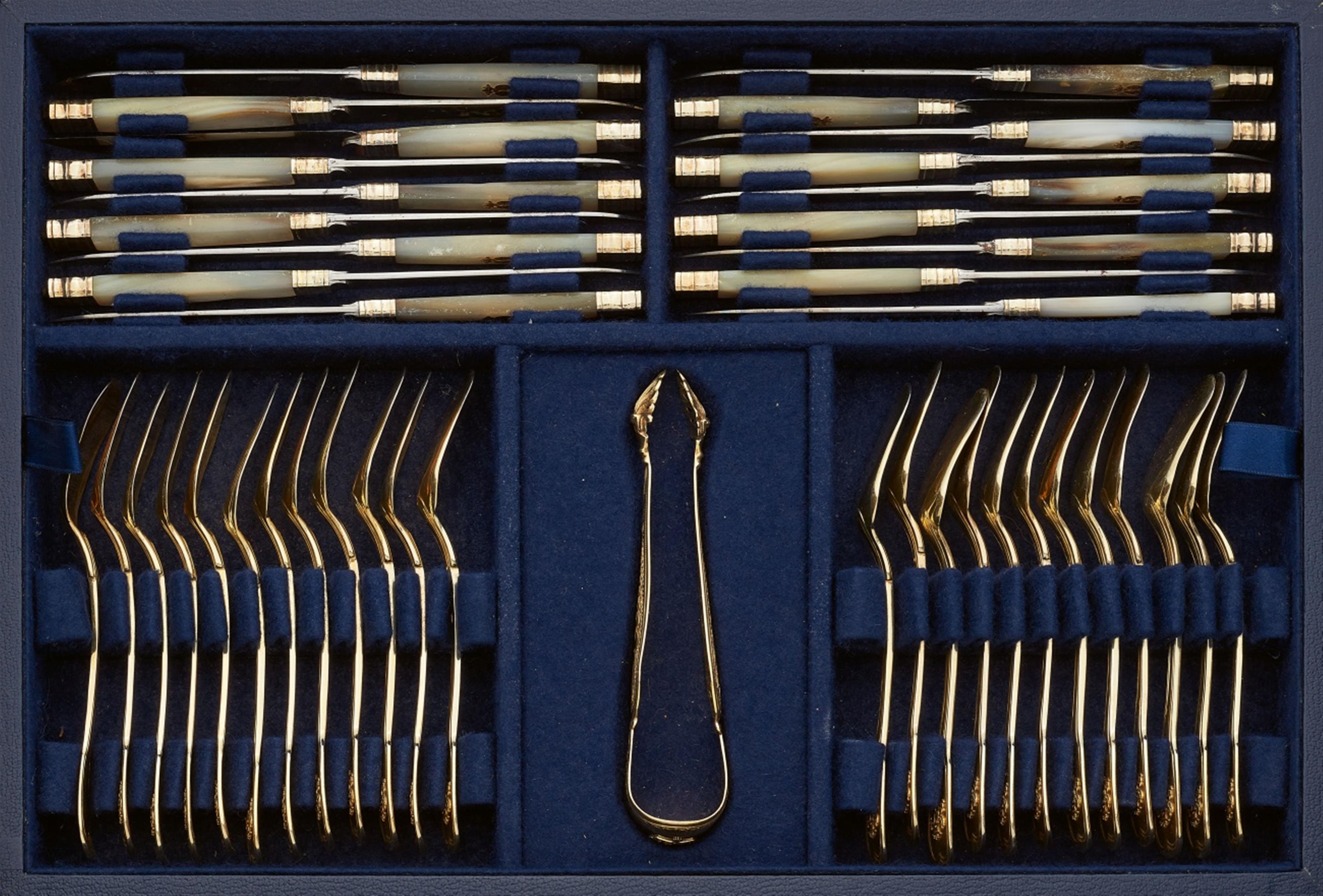 An extensive Parisian silver gilt cutlery set made for the Marquis and the Marquise de Pomereu - image-7