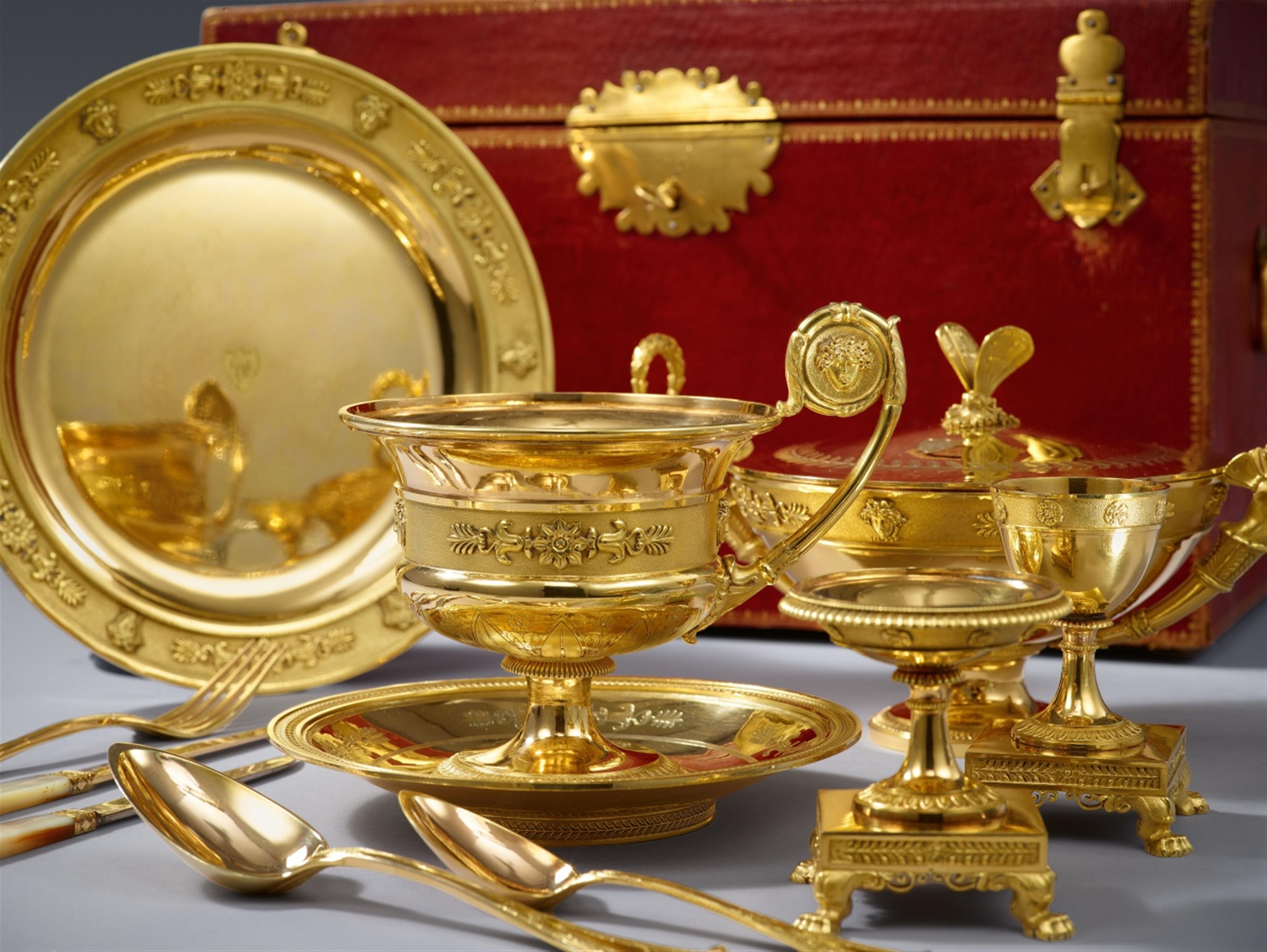 A silver gilt travel service in a box - image-4