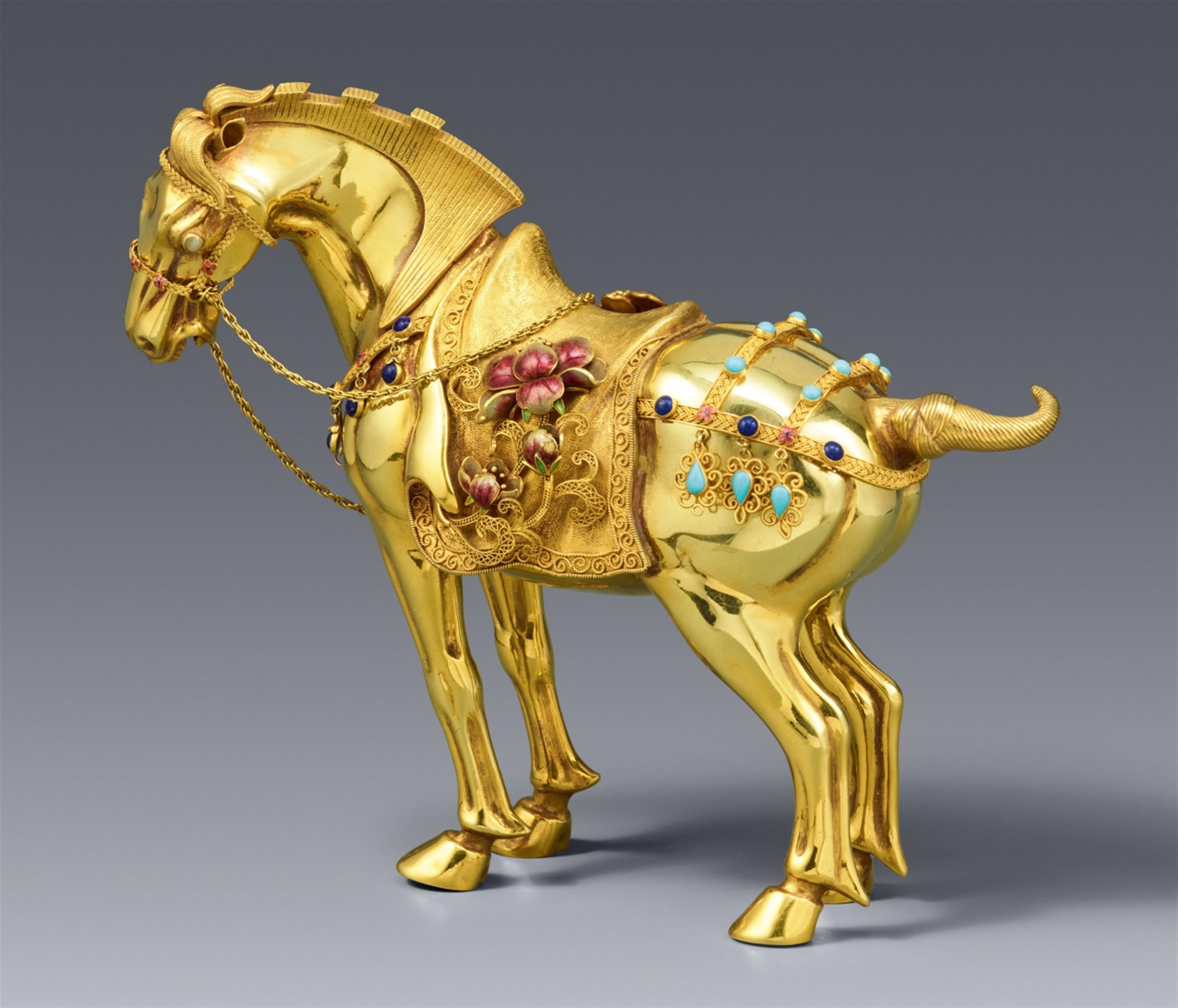 A fine 17 karat gold model of a caparisoned horse. China, around 1950 - image-1