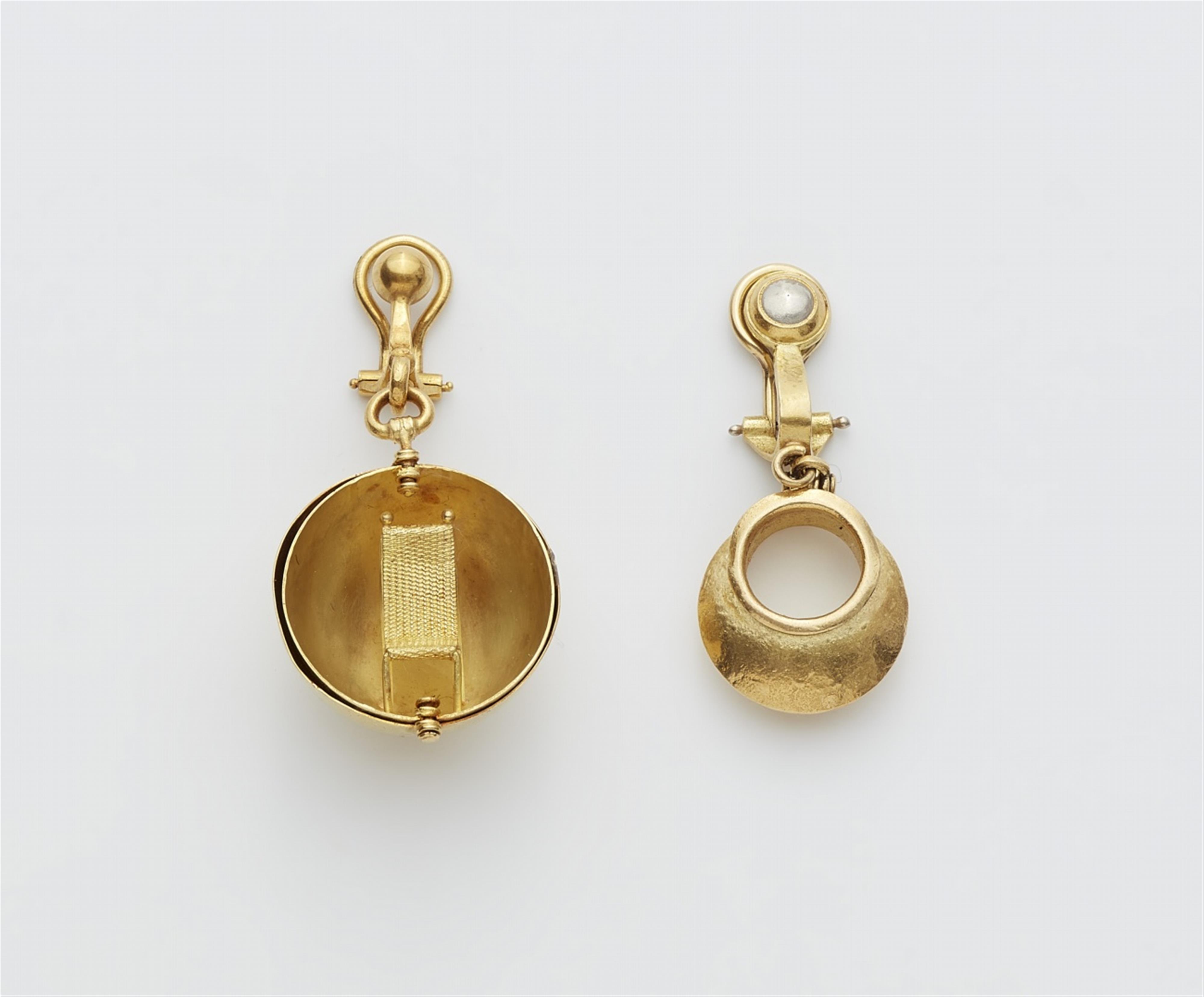 Two 18k gold earrings - image-1