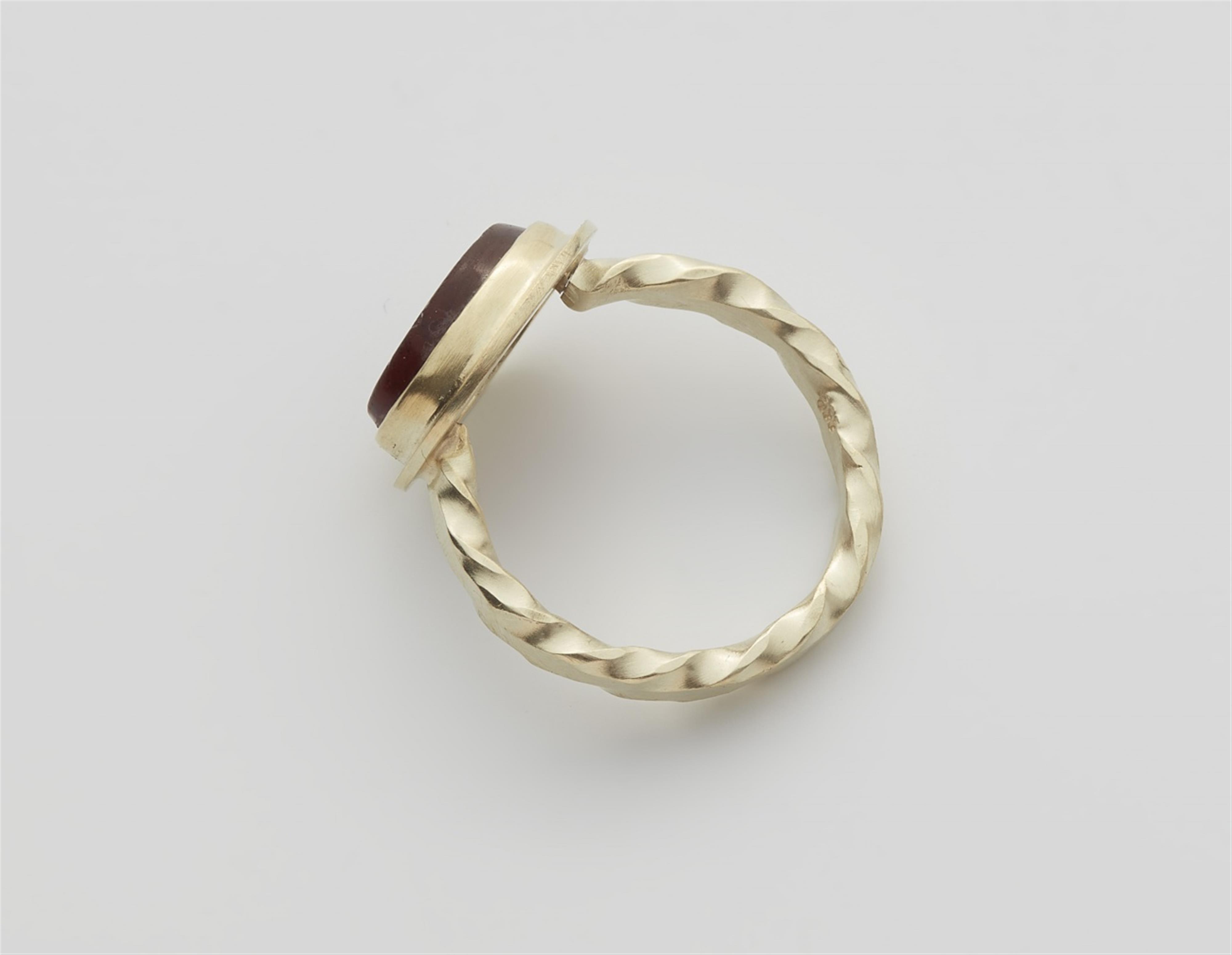 A 14k gold gentleman's ring with a Roman intaglio - image-3