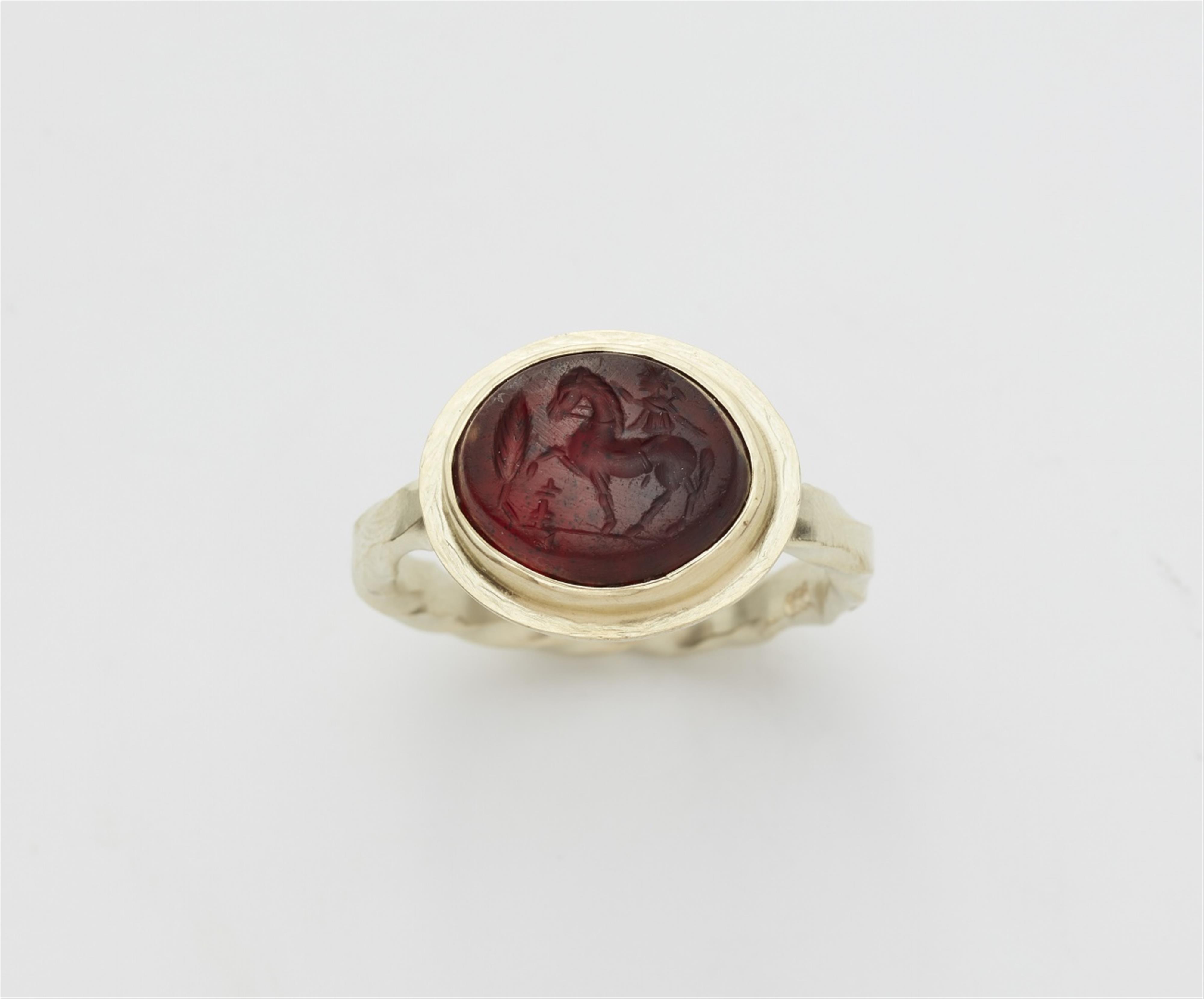 A 14k gold gentleman's ring with a Roman intaglio - image-1