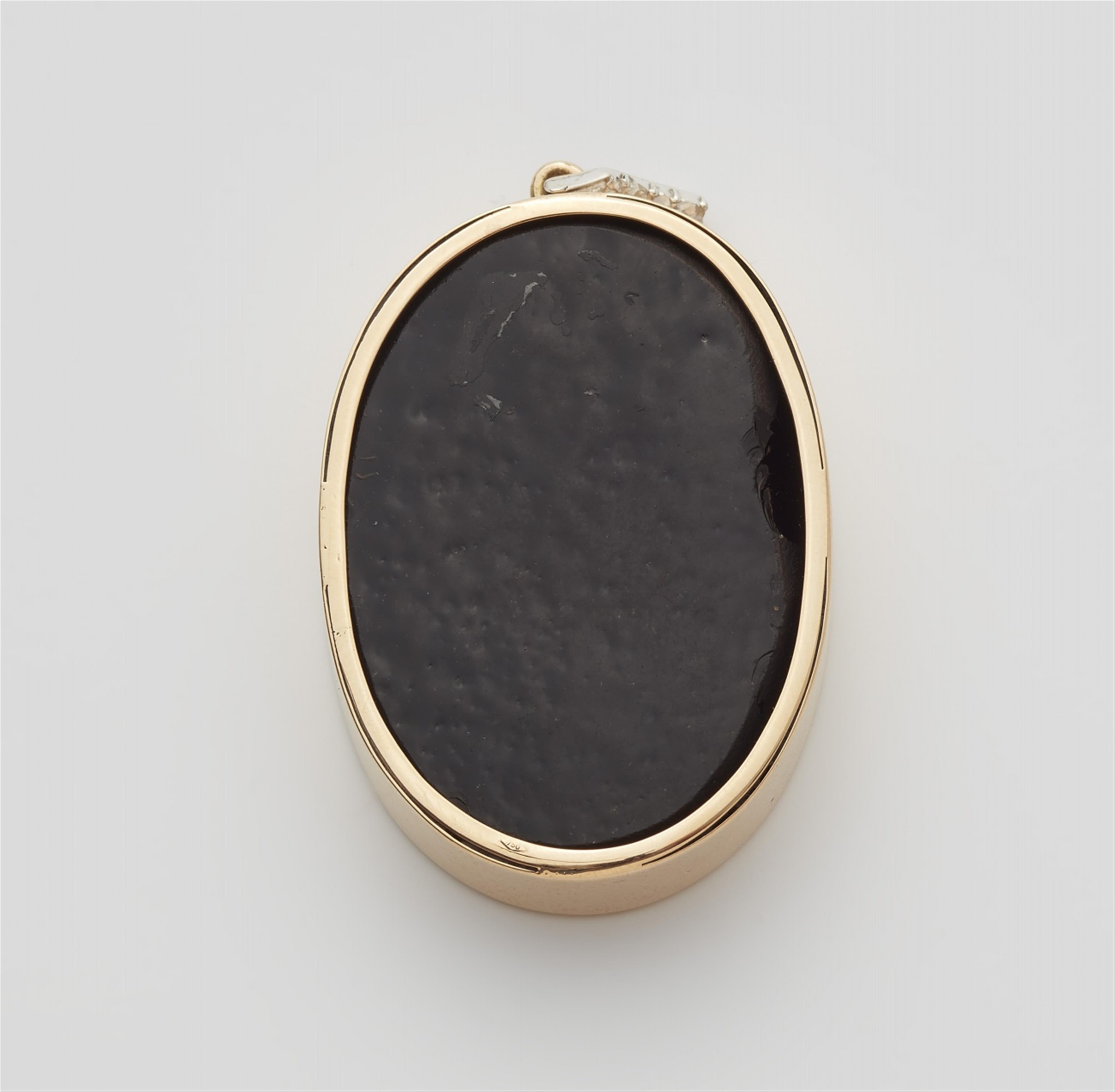 An 18k gold pendant with a paste intaglio - image-2