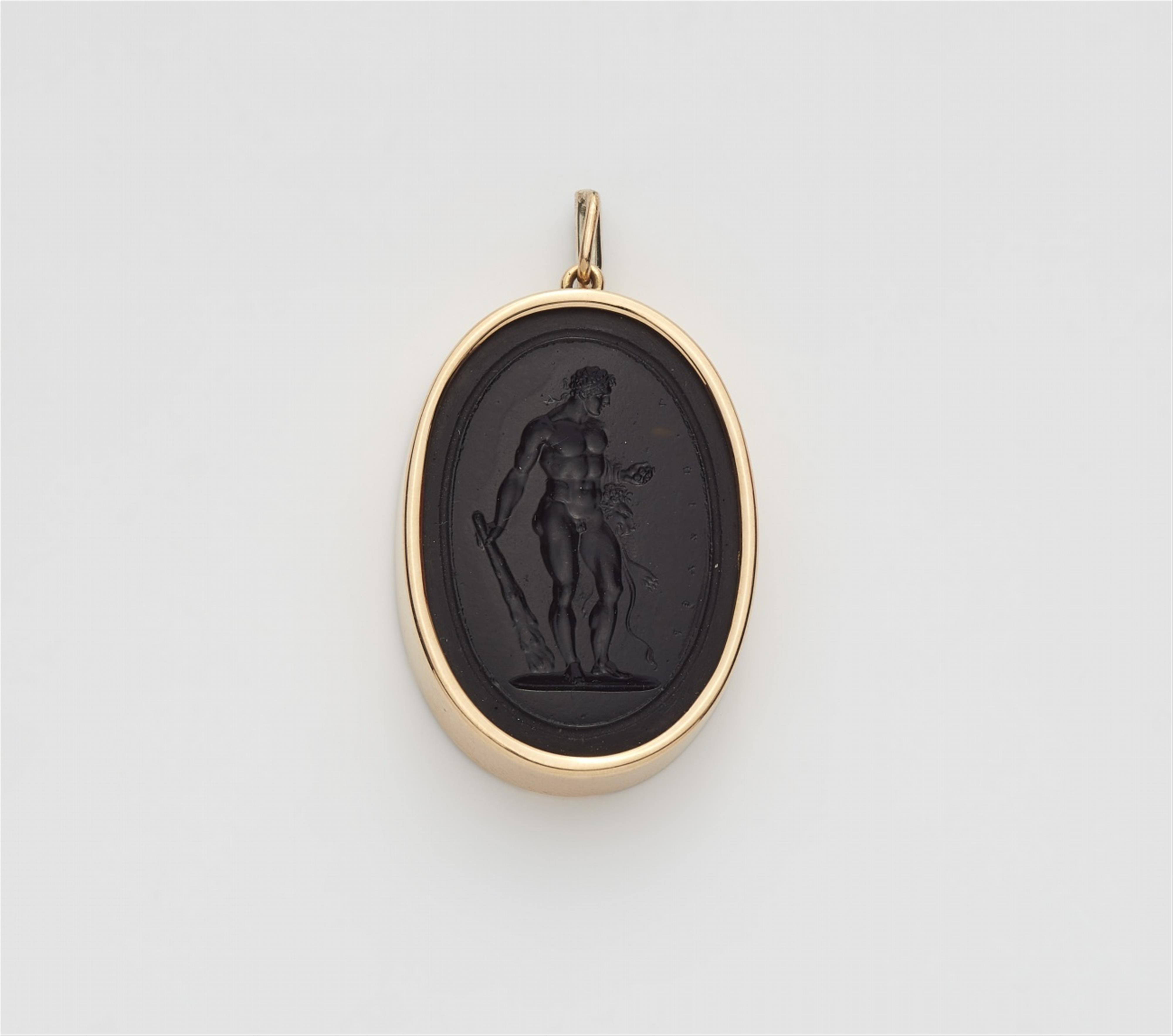 An 18k gold pendant with a paste intaglio - image-1
