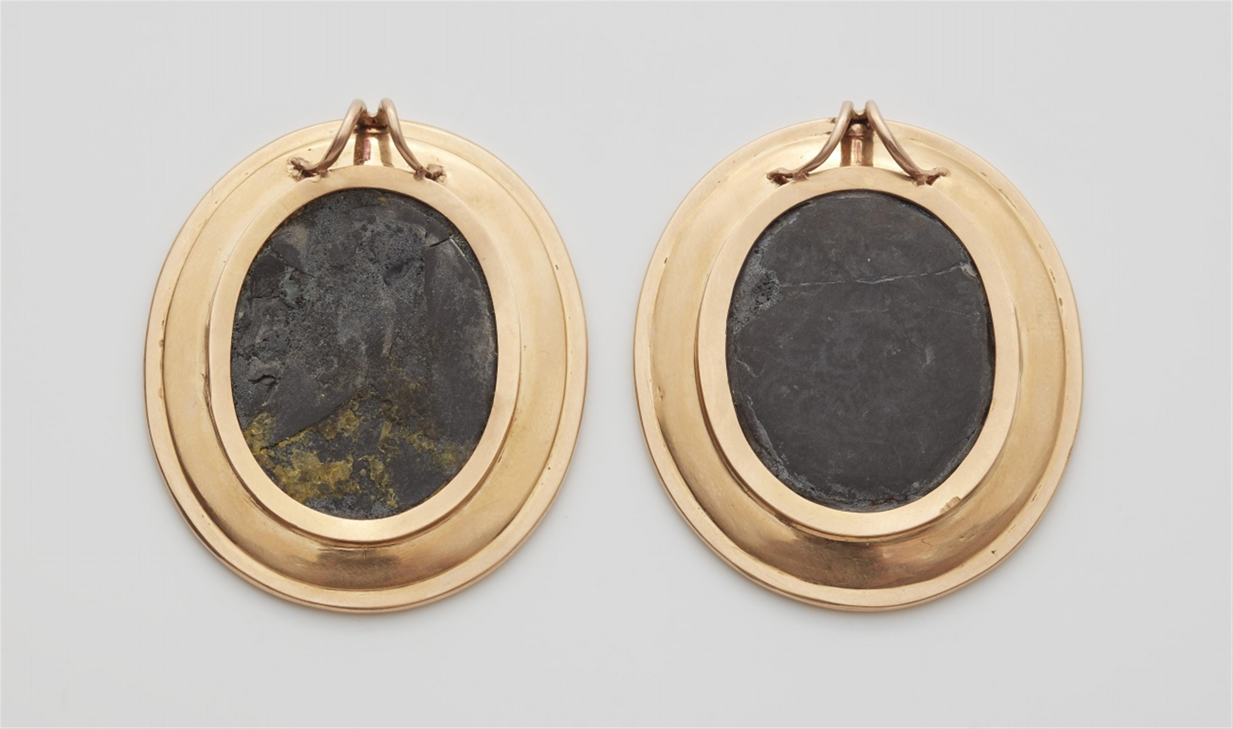 A pair of 18k gold Neoclassical shell cameos - image-2