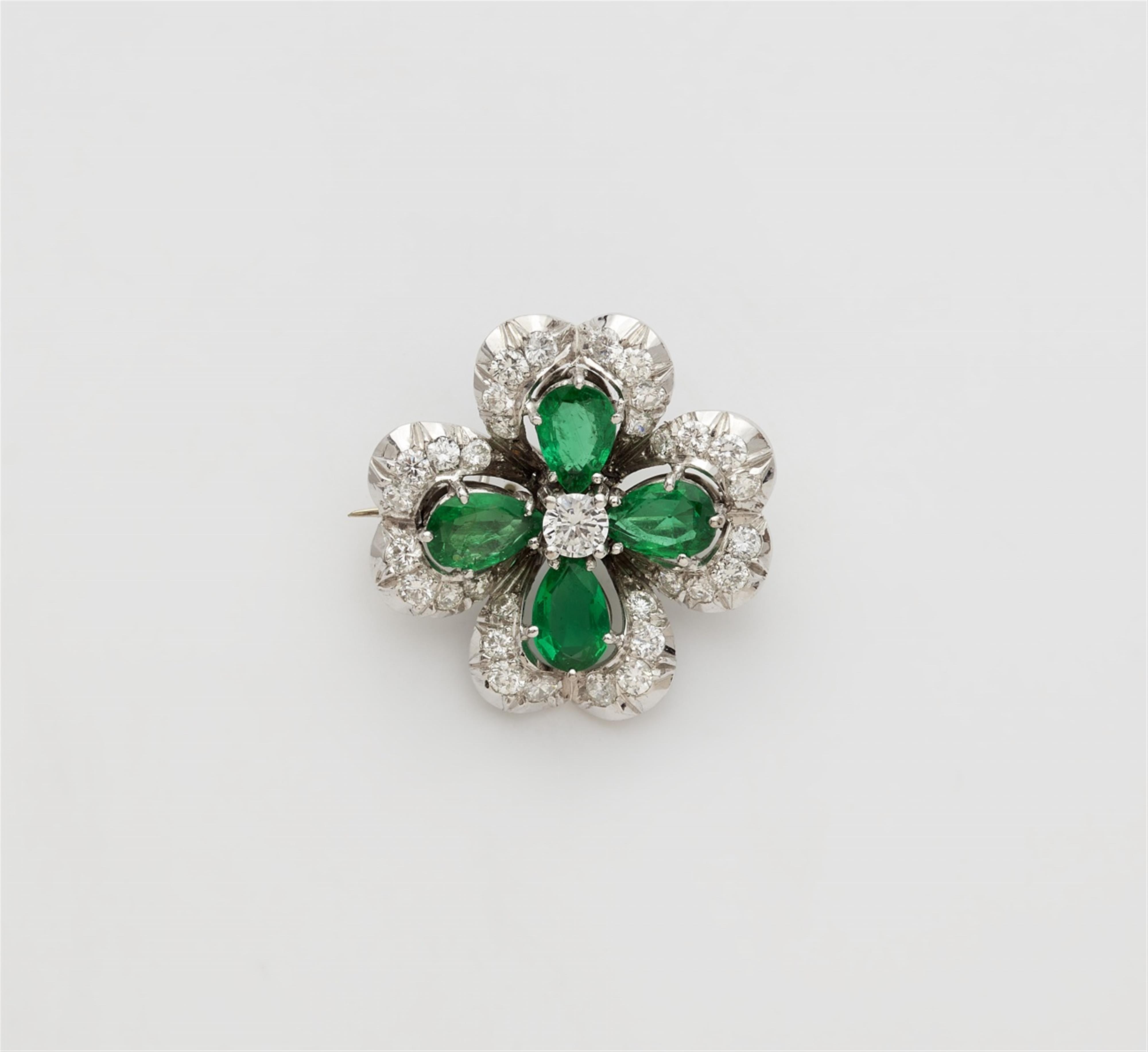 A small 18k white gold emerald brooch - image-1
