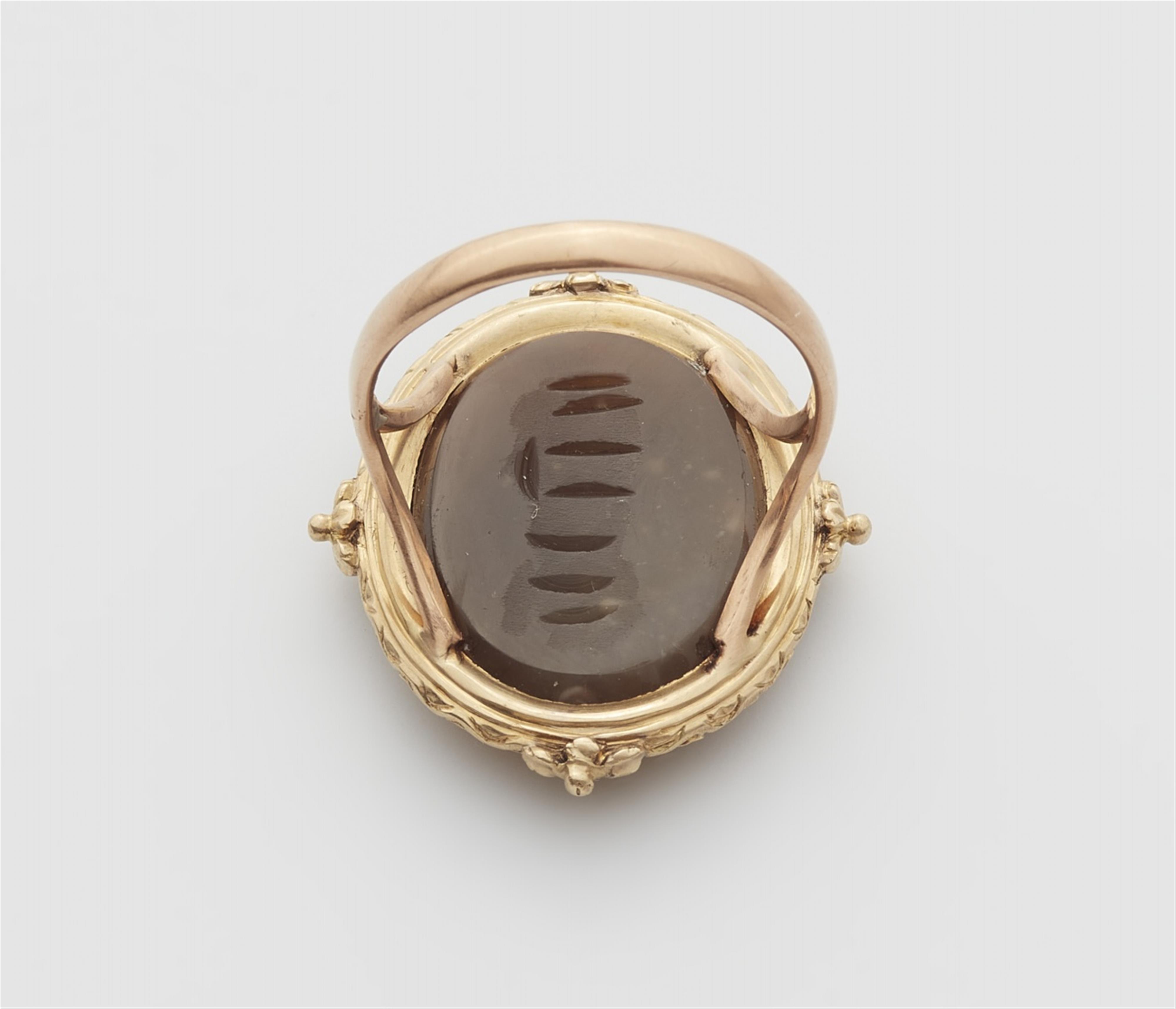 A 14k yellow and red gold ring with a Neoclassical intaglio - image-2