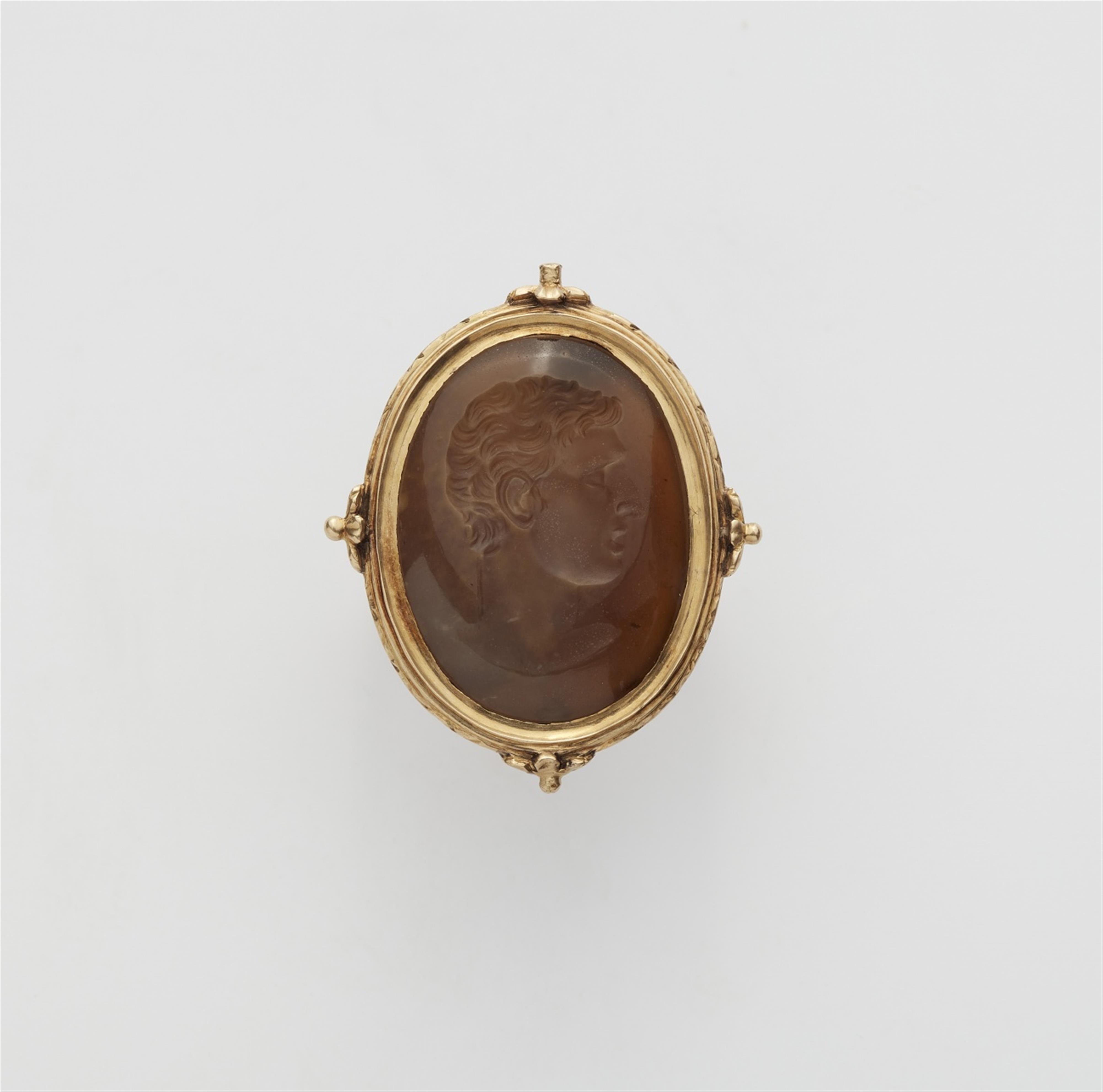 A 14k yellow and red gold ring with a Neoclassical intaglio - image-1