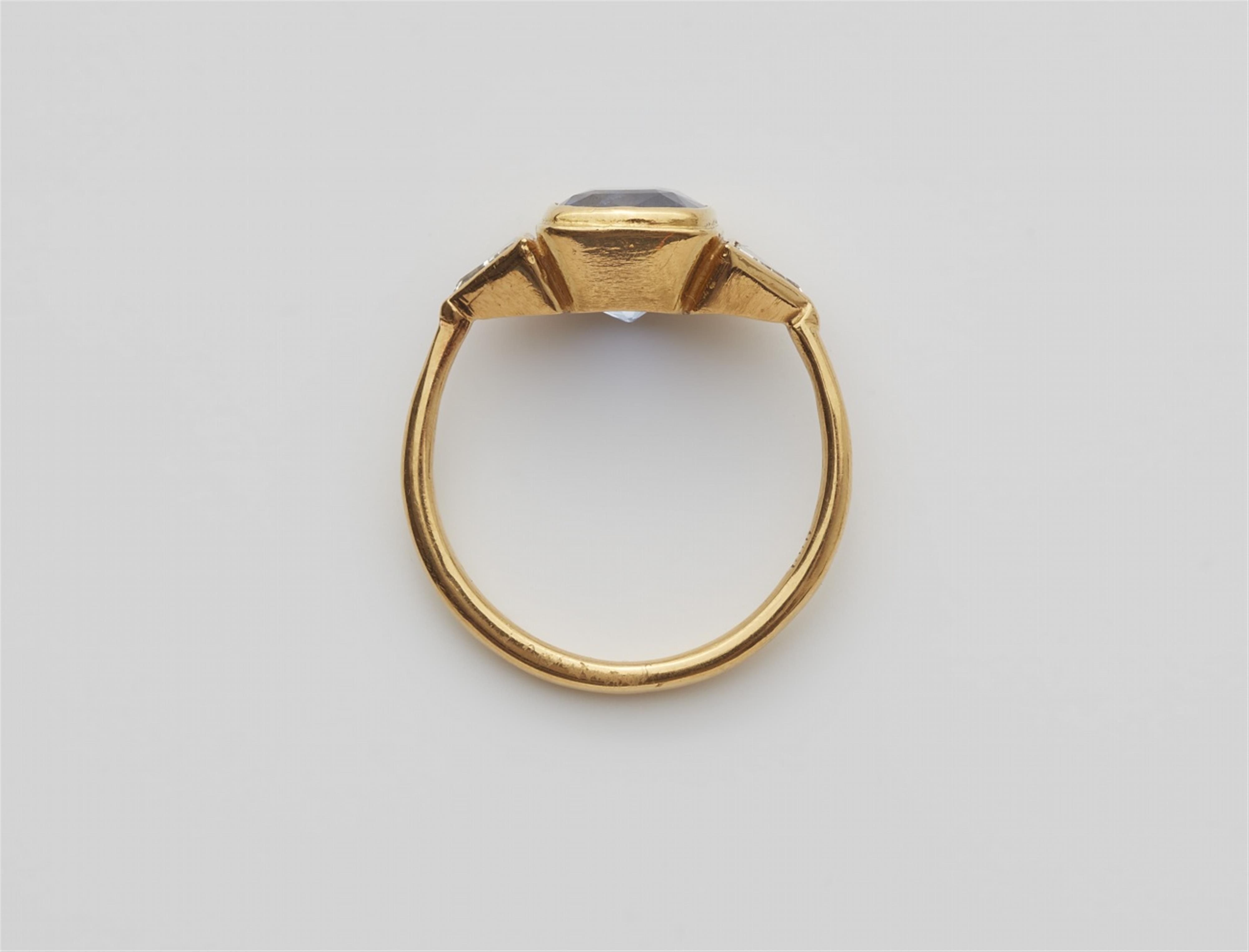 A 22k gold Ceylon sapphire ring - image-2