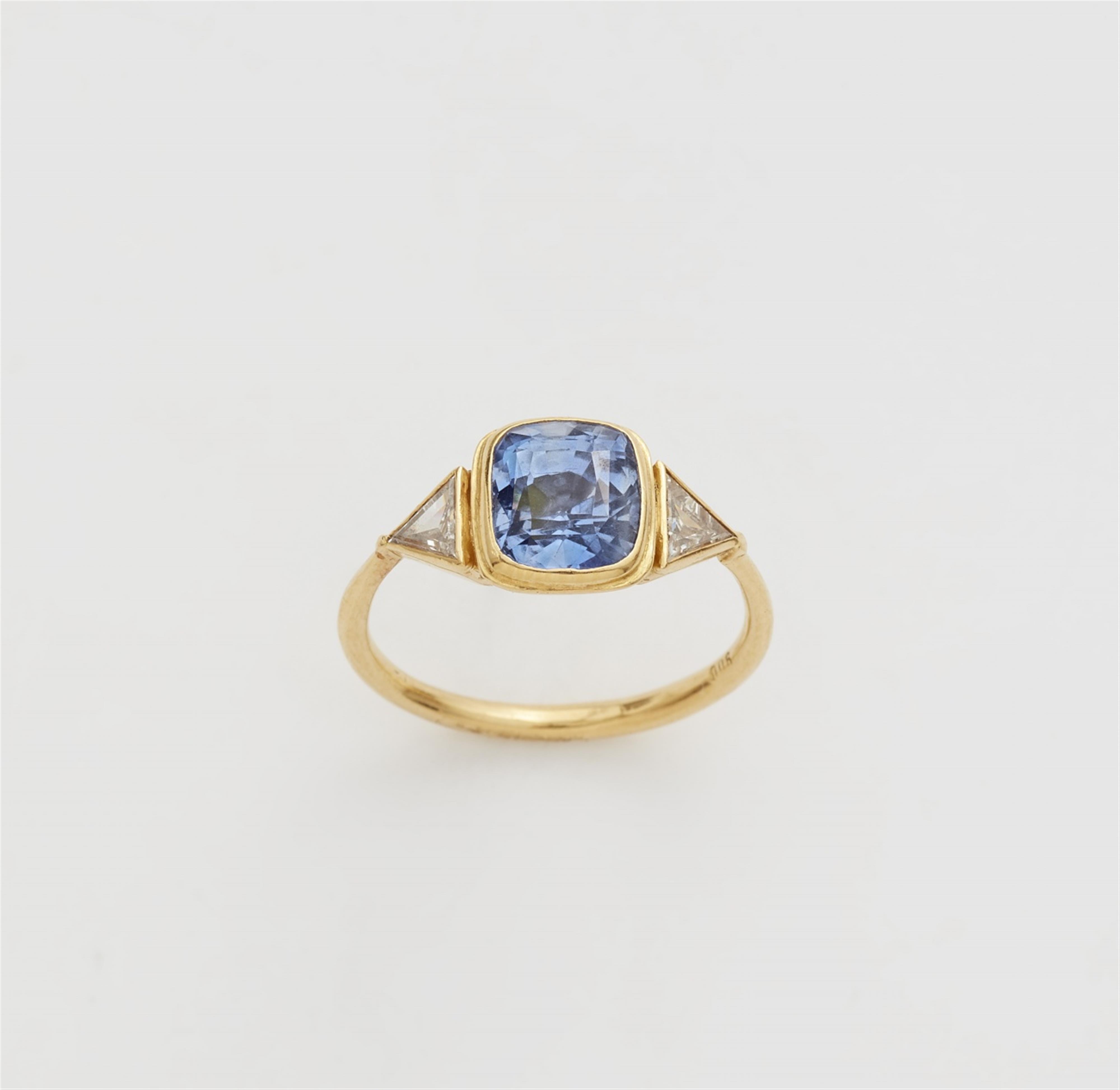 A 22k gold Ceylon sapphire ring - image-1