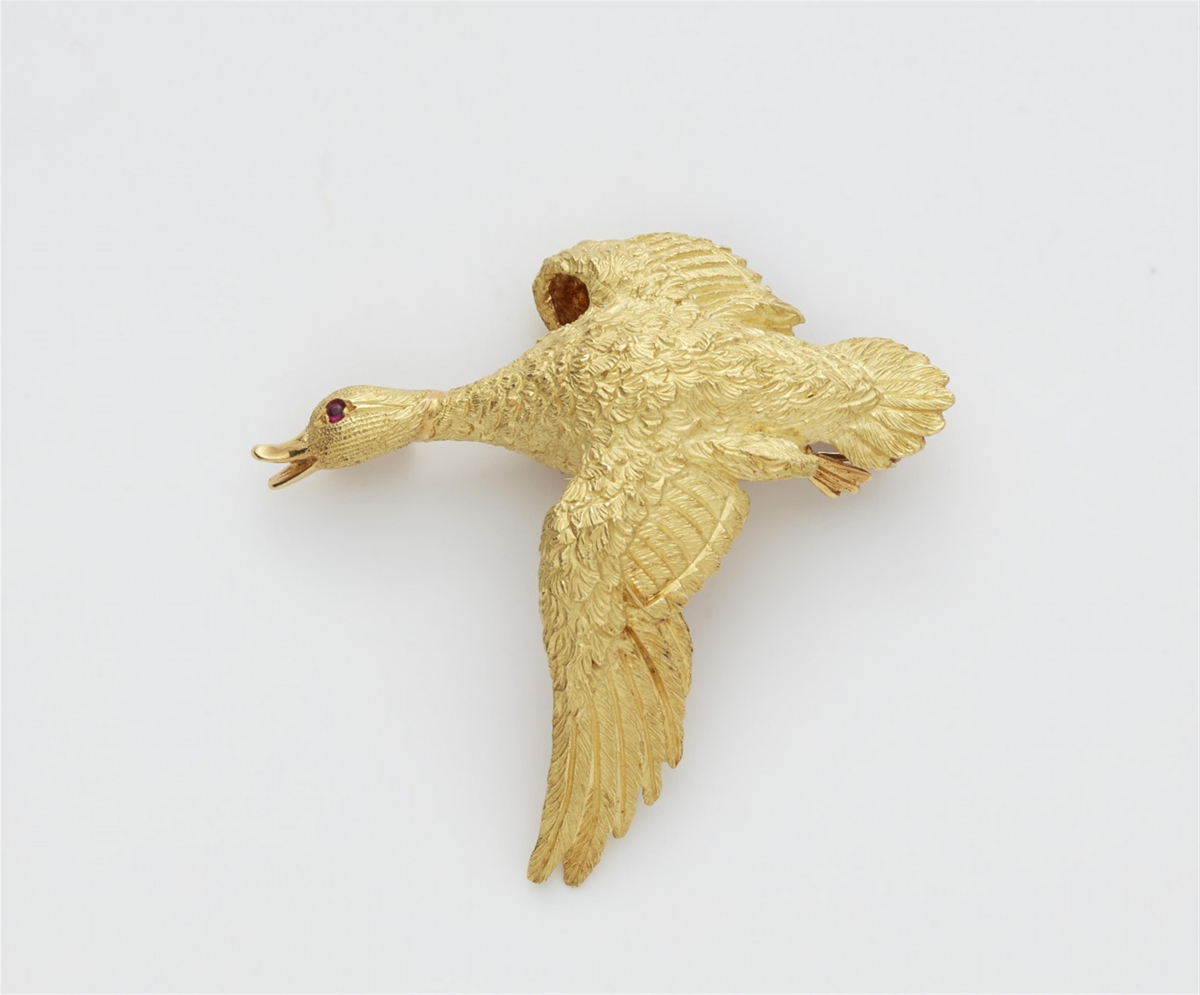 An 18k gold duck brooch - image-1
