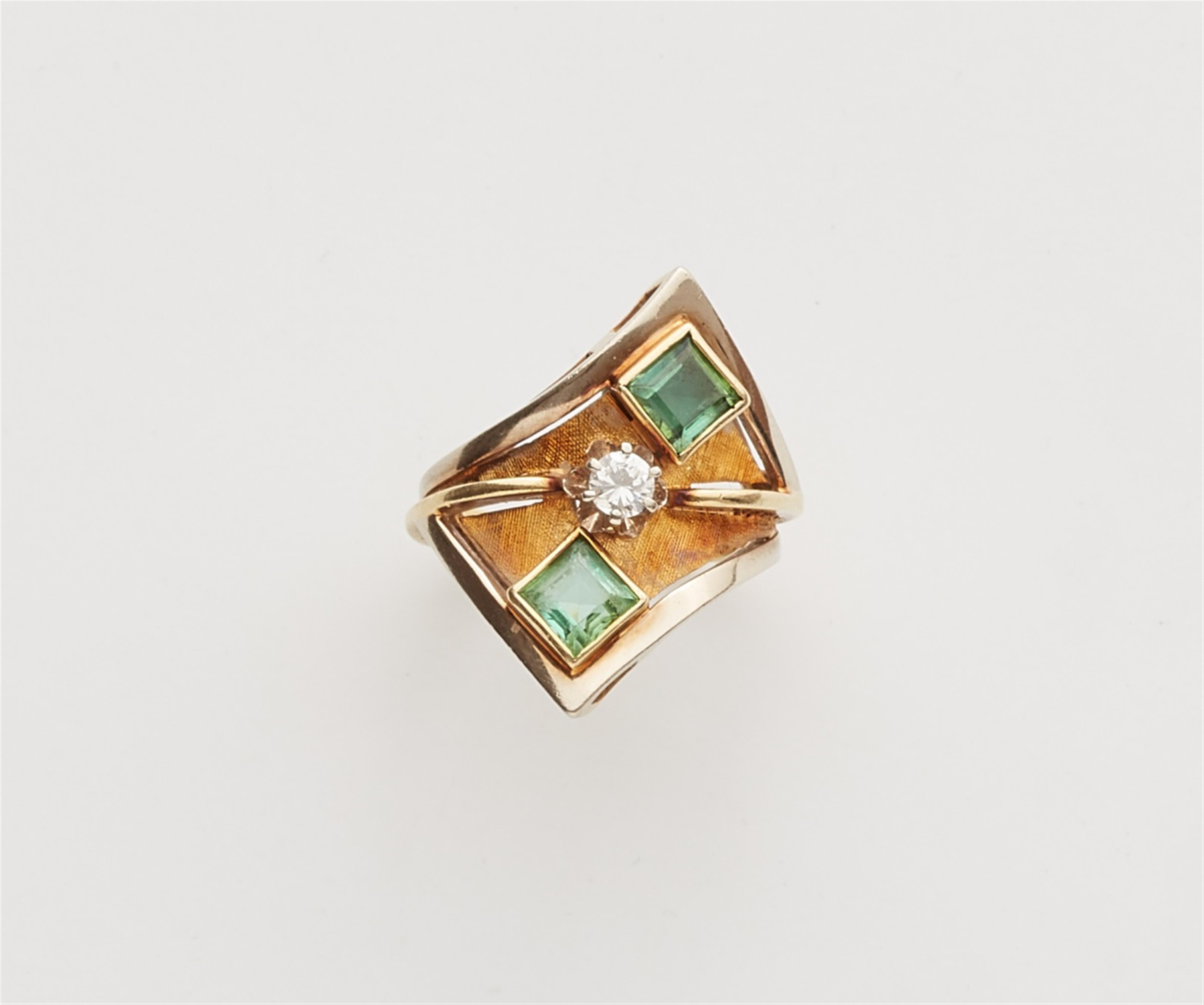 A 14k gold emerald ring - image-1