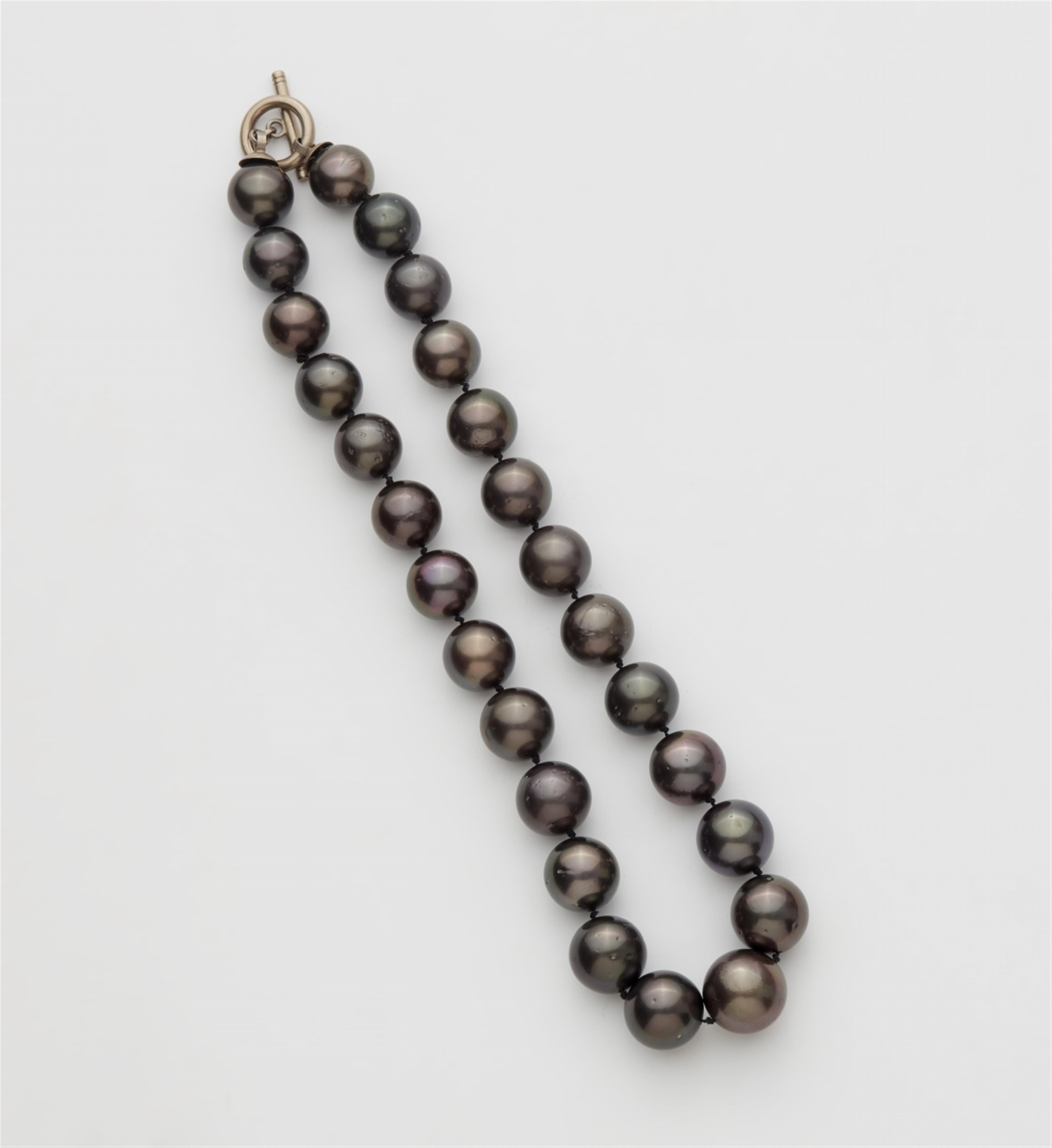 An 18k gold Tahiti pearl necklace - image-1