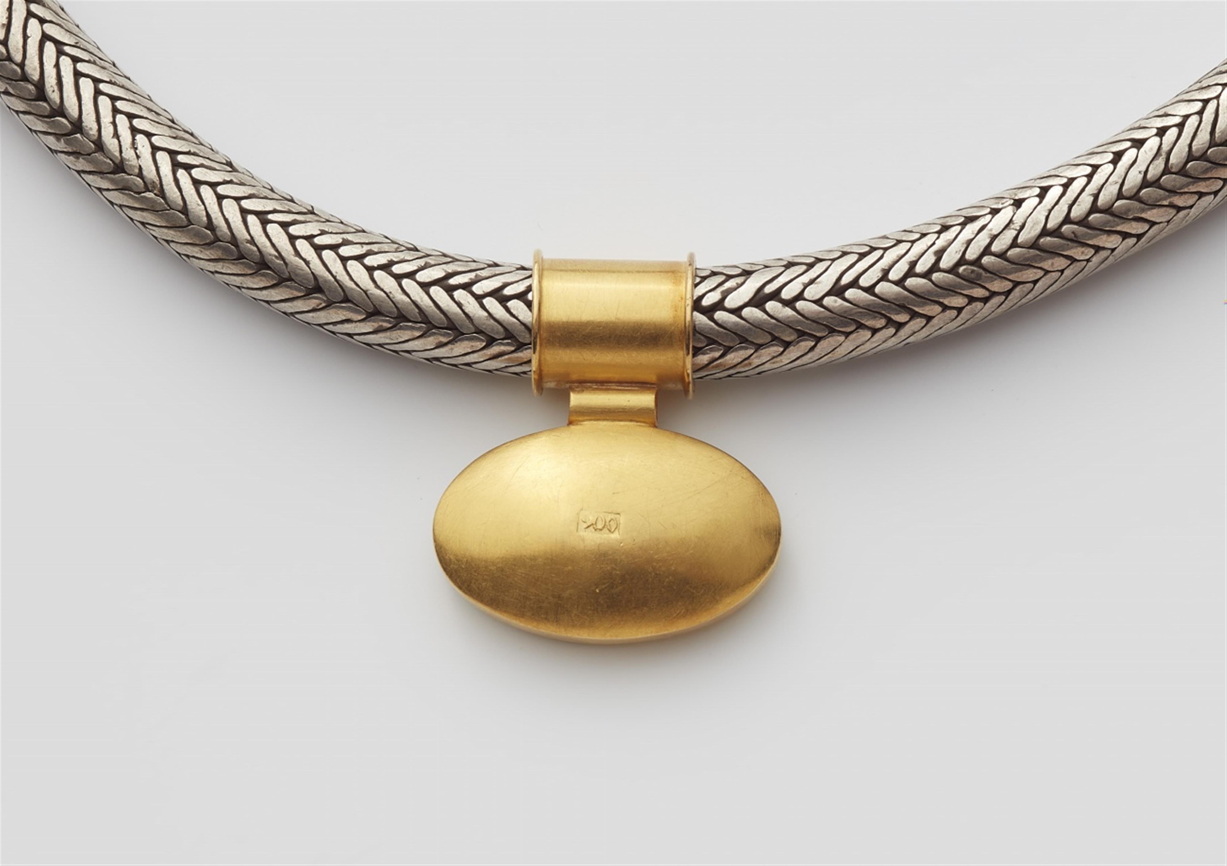 Silbernes Halsband mit Opalanhänger - image-2