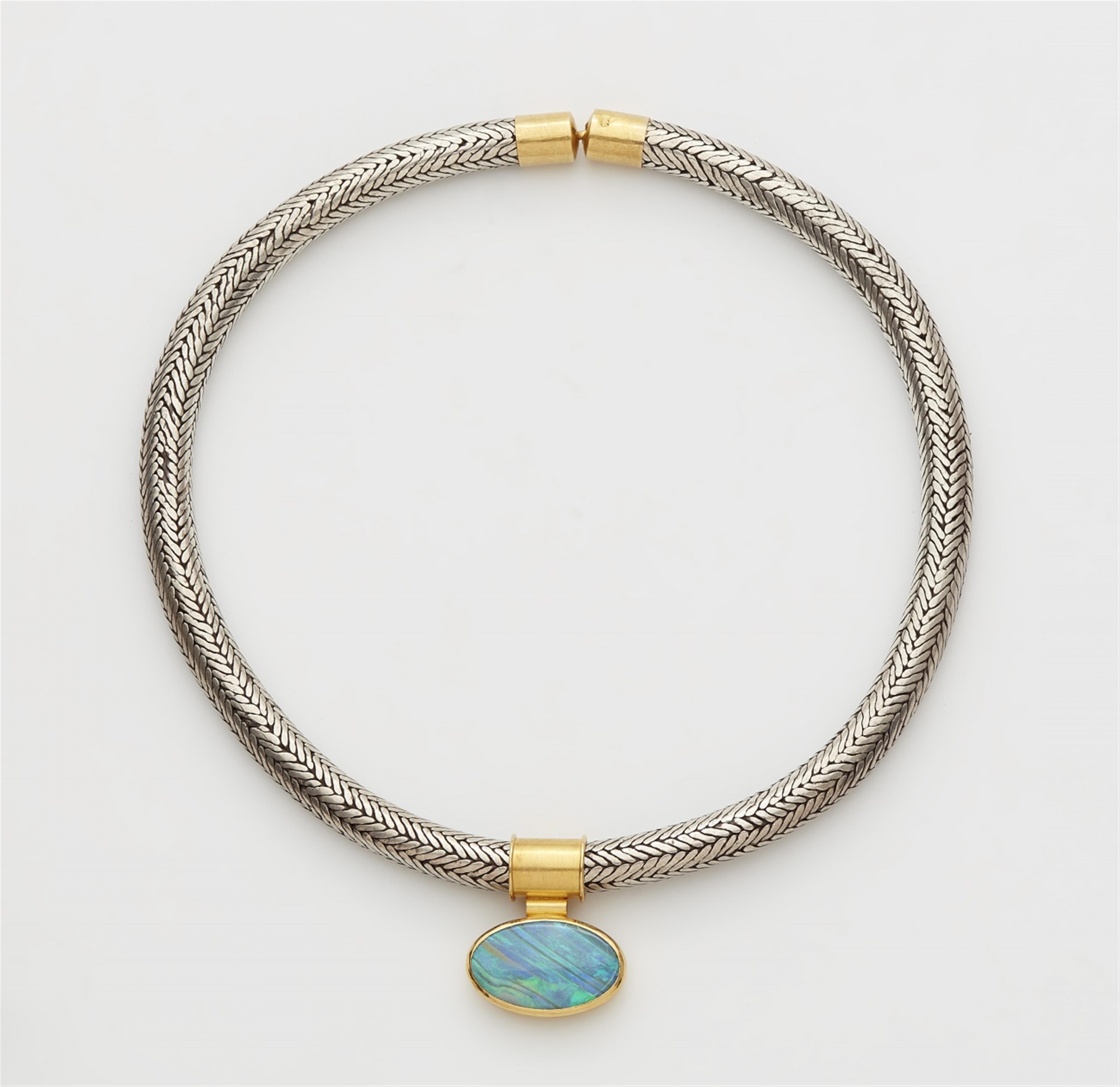 Silbernes Halsband mit Opalanhänger - image-1