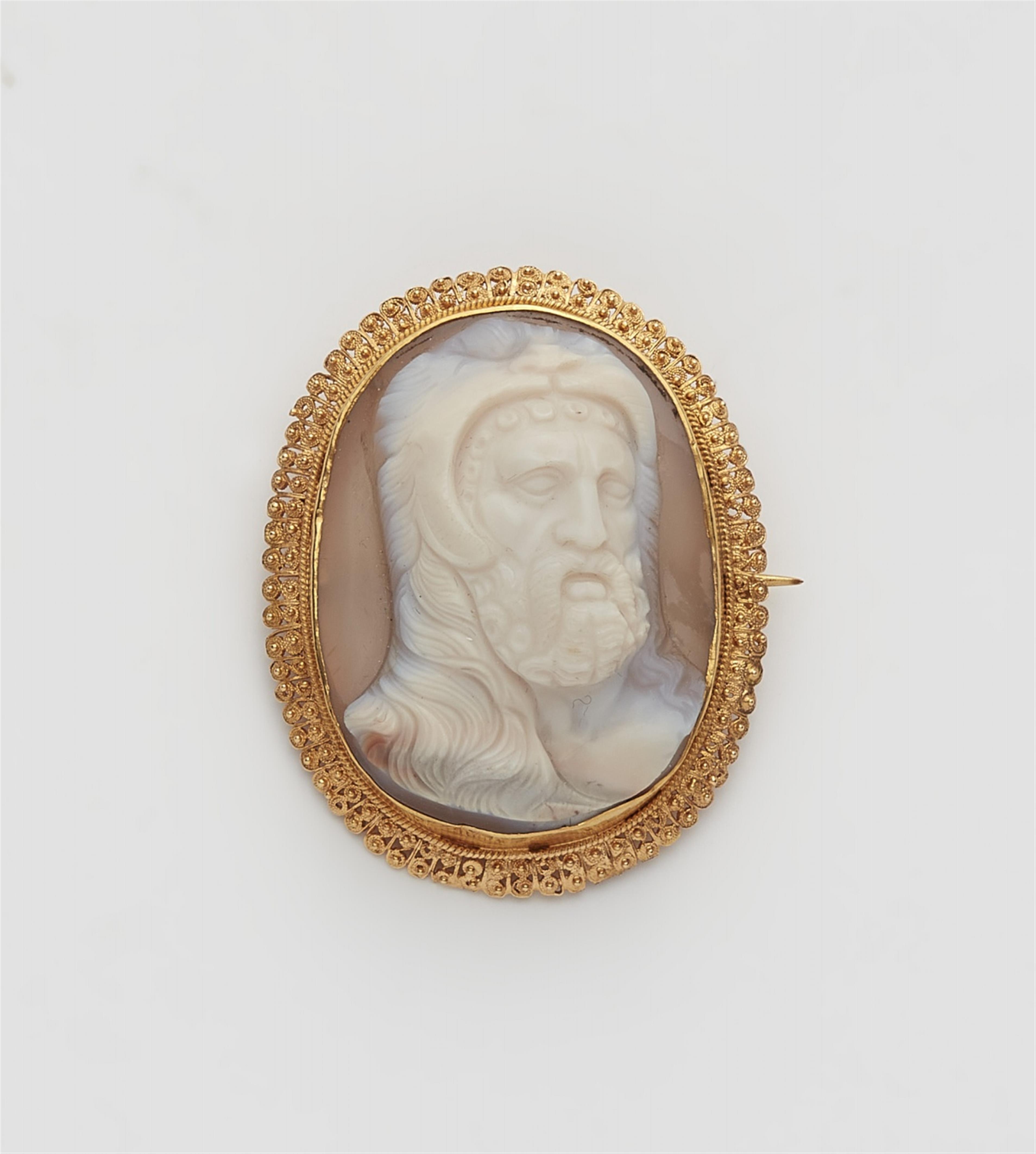 An 18k gold cameo brooch depicting Hercules - image-1