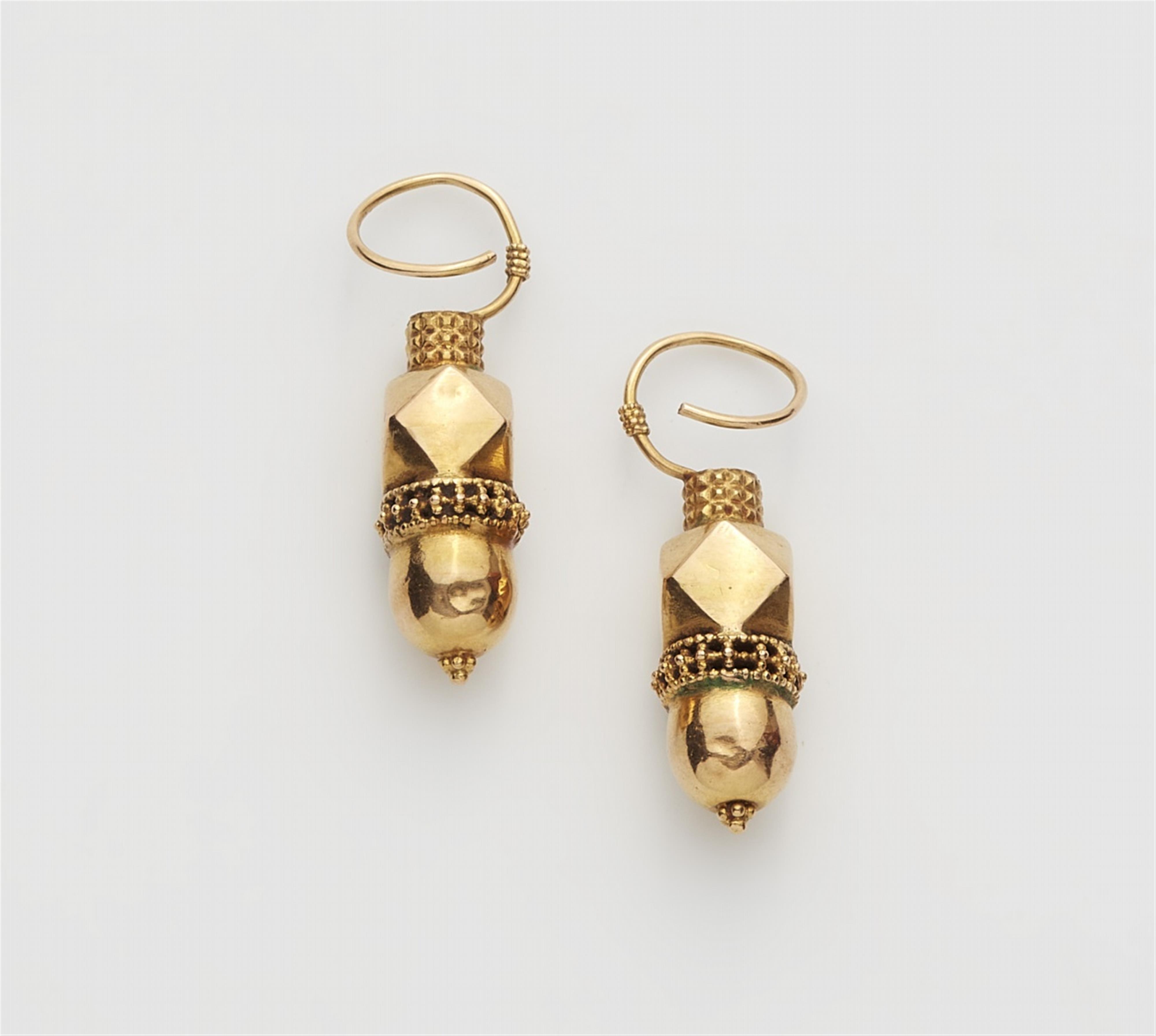 A pair of 18k gold Indian earrings - image-1