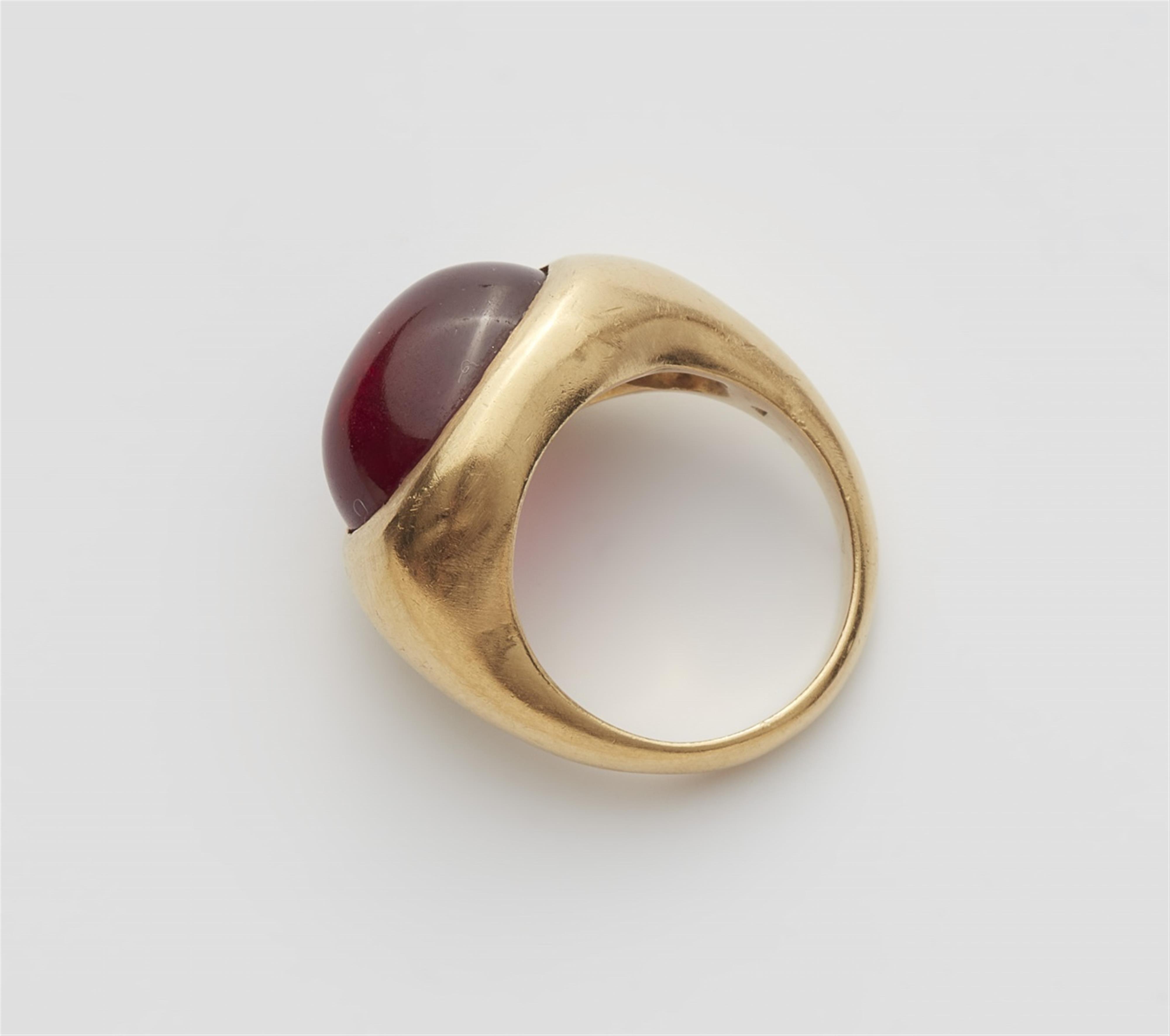 An 18k gold ring with a verneil ruby - image-2