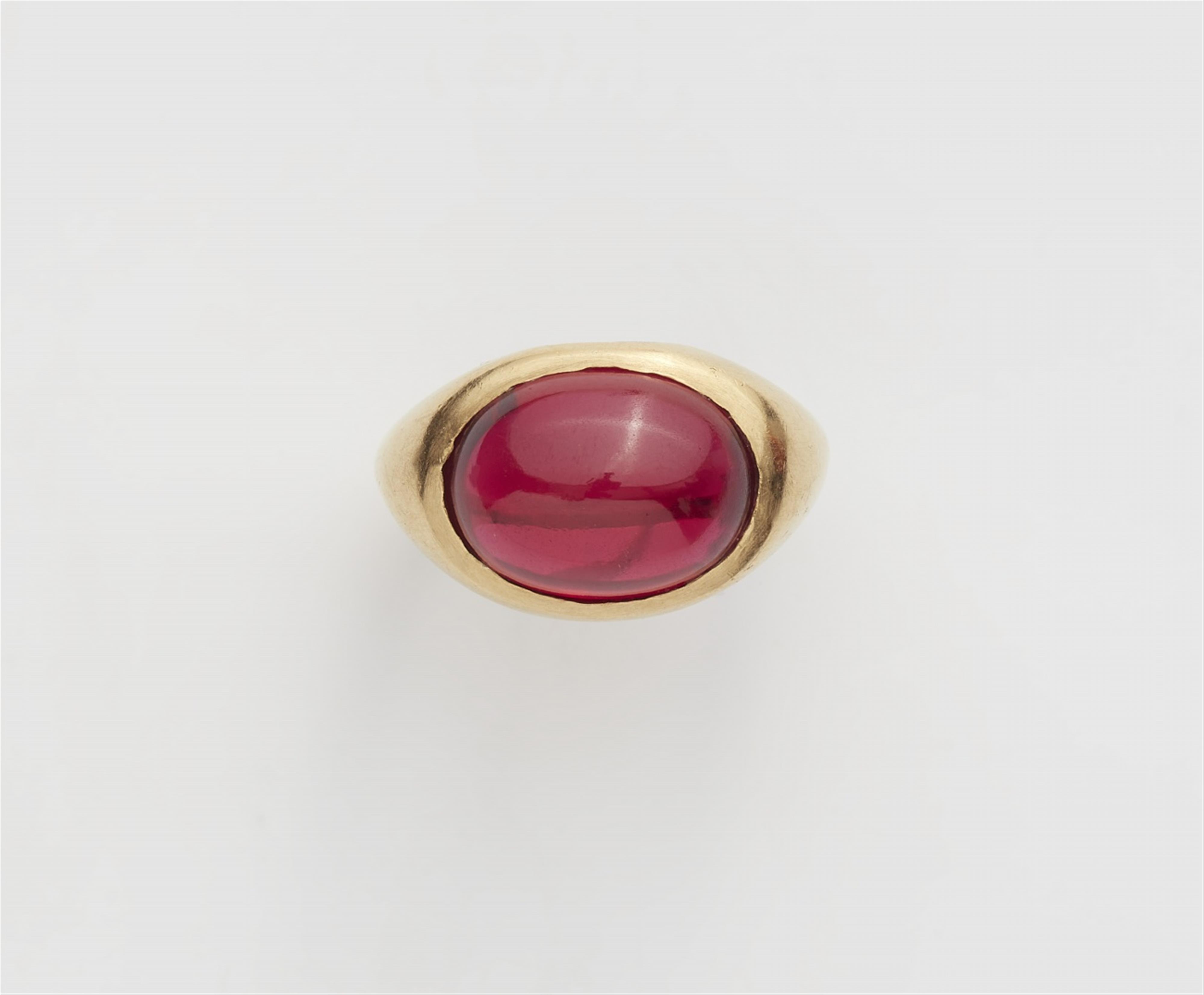 An 18k gold ring with a verneil ruby - image-1