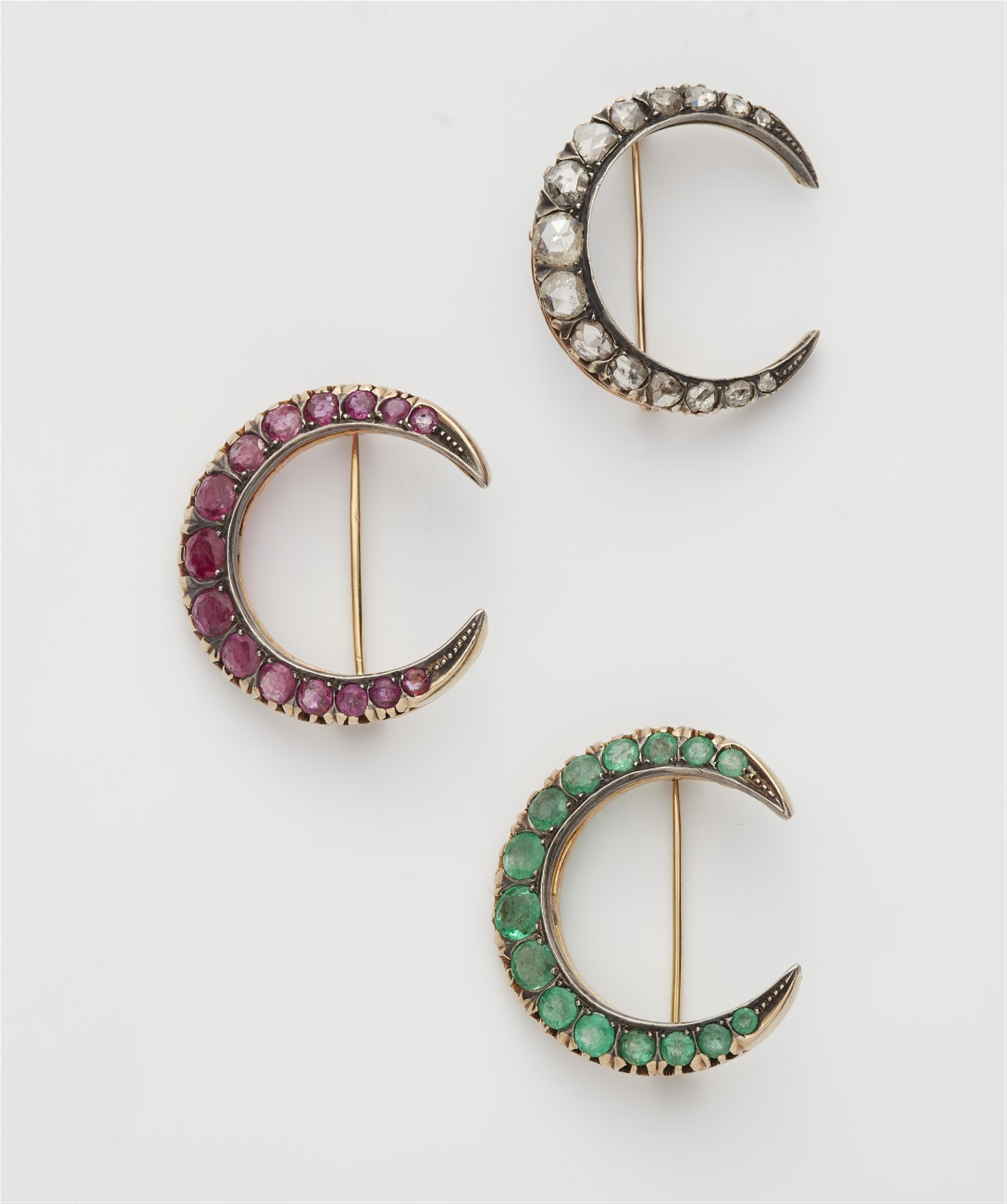 Three 14k gold crescent moon brooches - image-1