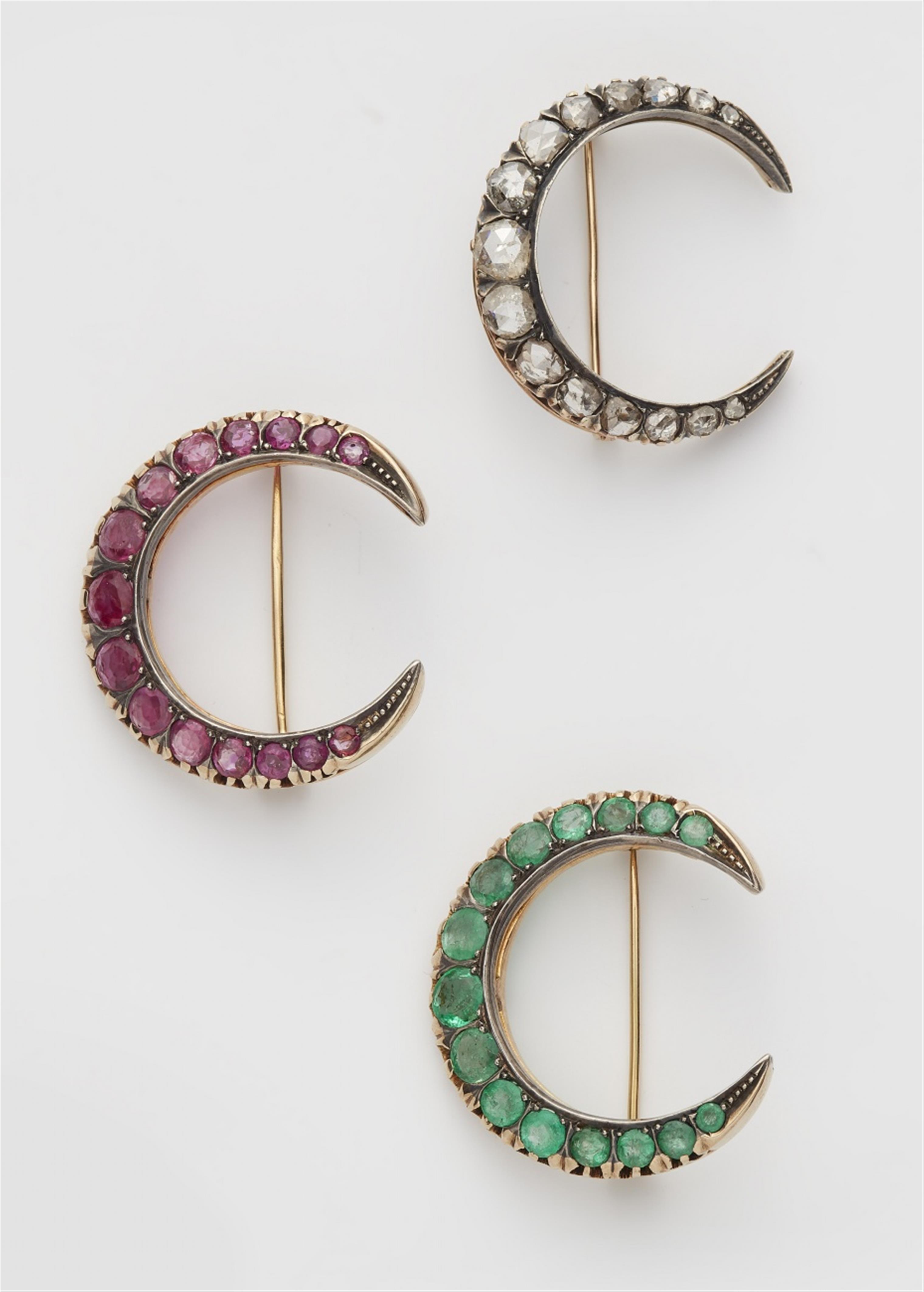 Three 14k gold crescent moon brooches - image-2