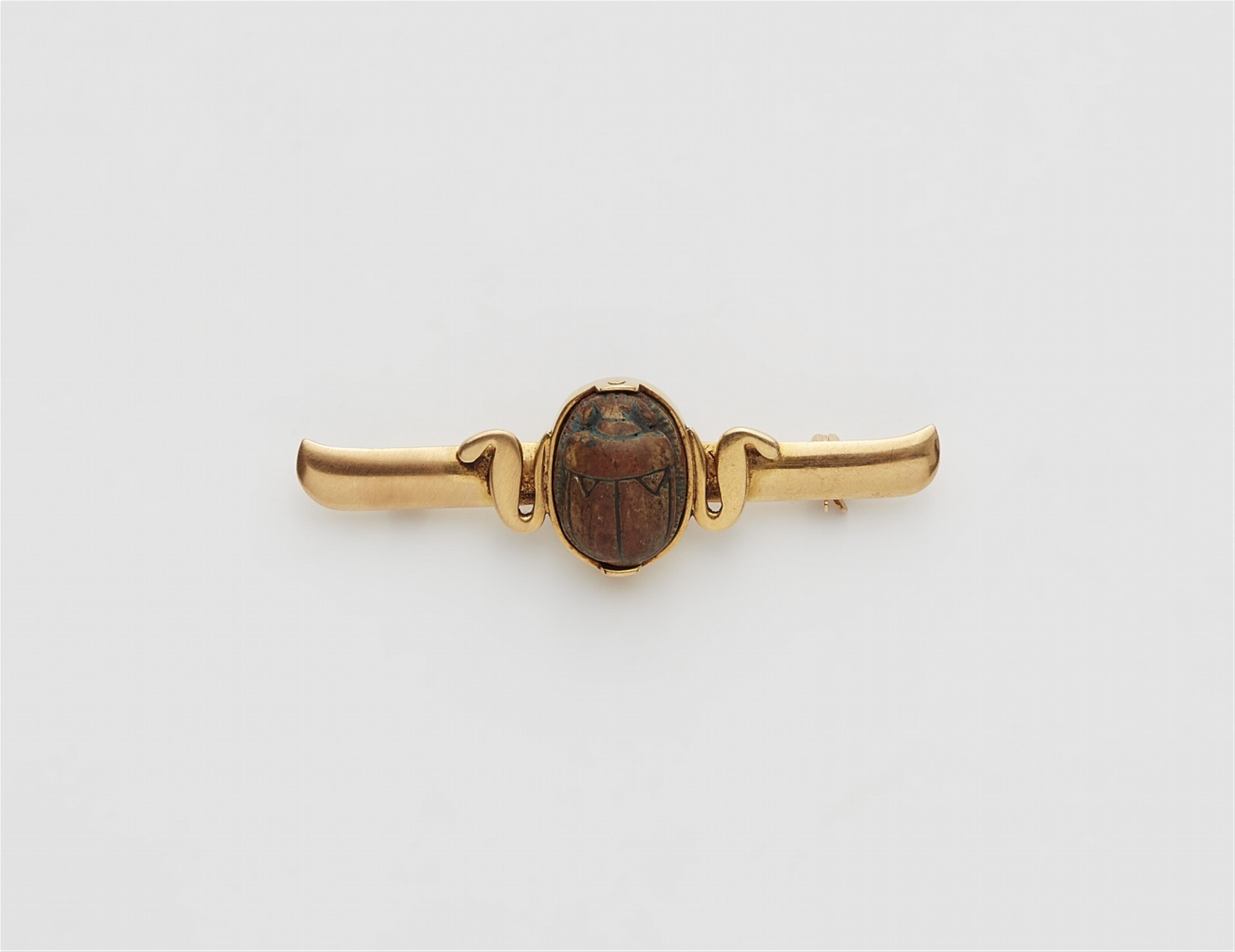 An 18k gold brooch with an Egyptian scarab amulet - image-1