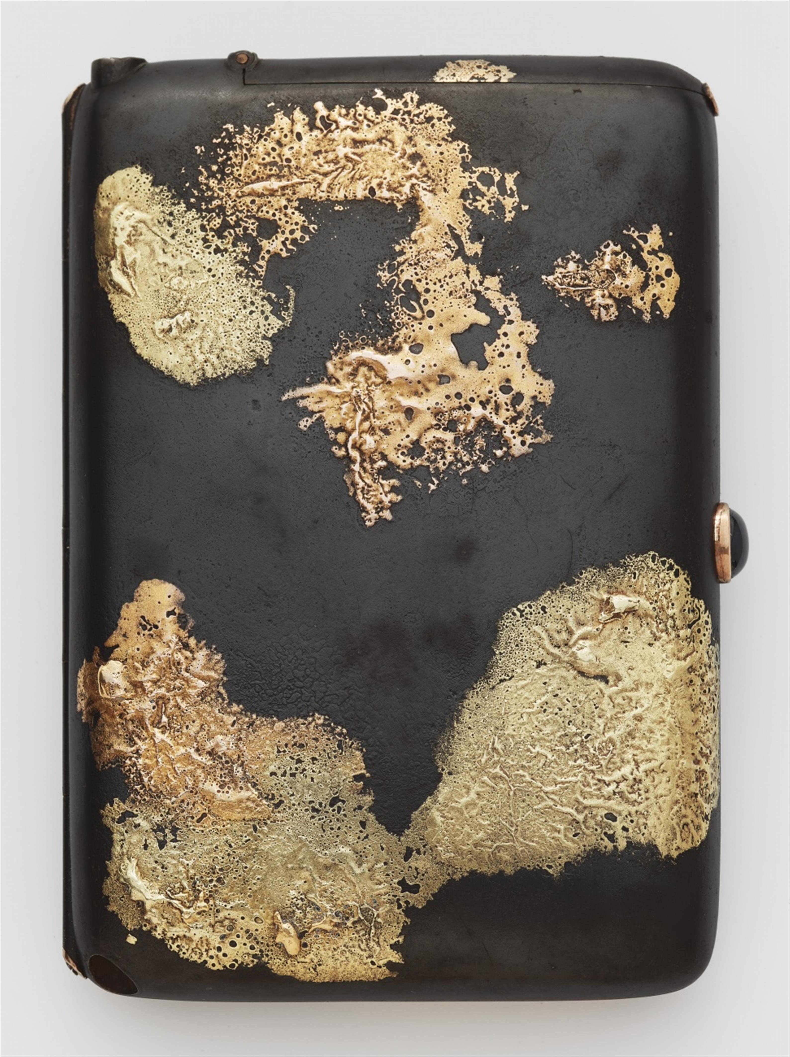 A Japonisme style gold and gun metal cigarette case - image-4