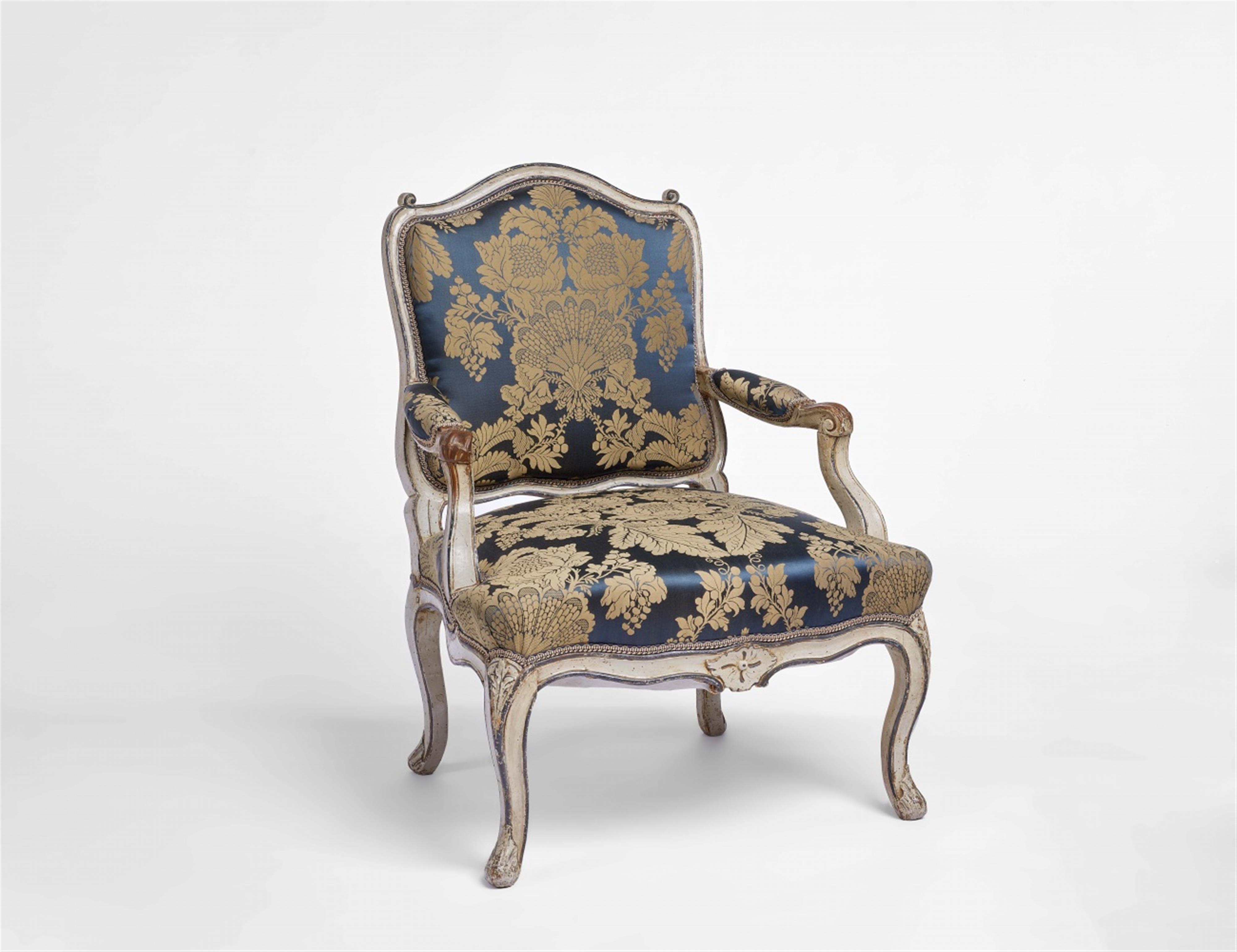 A mid-18th century carved armchair
fauteuil à la reine - image-1