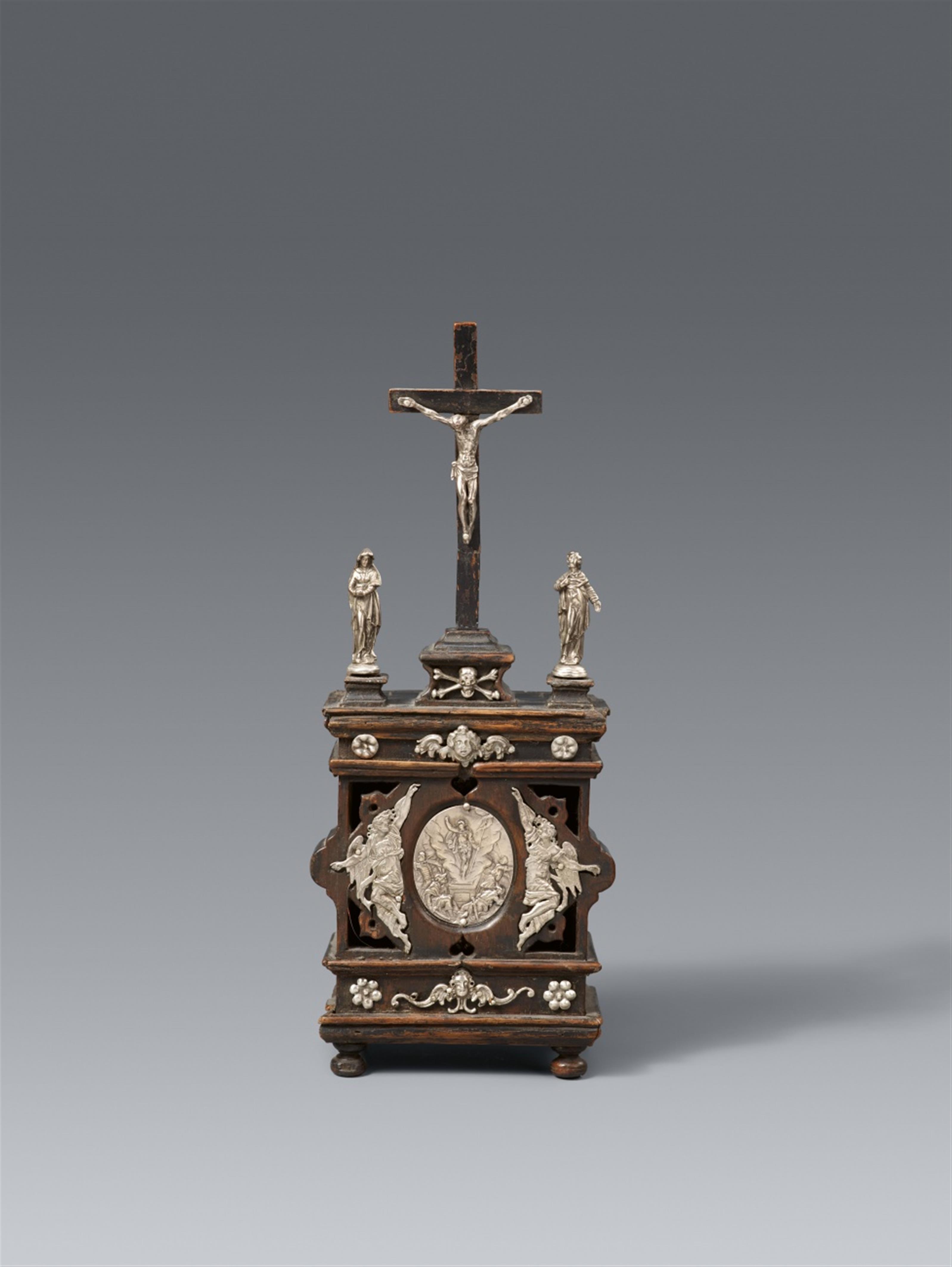 Augsburg 1st quarter 17th century - A small Augsburg carved walnut reliquary altar, first quarter 17th century - image-1