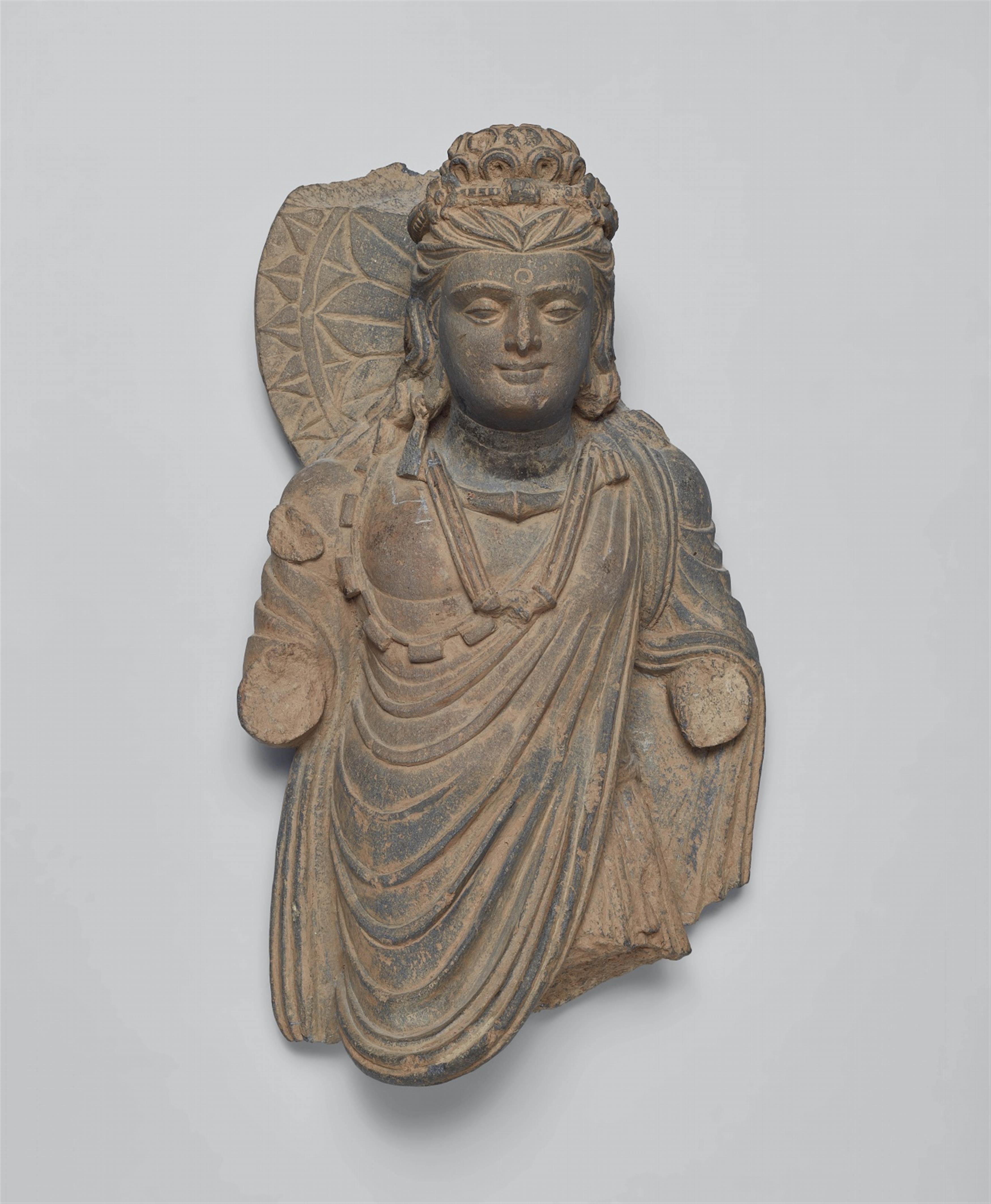 Fragment eines stehenden Bodhisattva. Grauer Schist. Pakistan, Gandhara. 2./3 Jh. - image-2