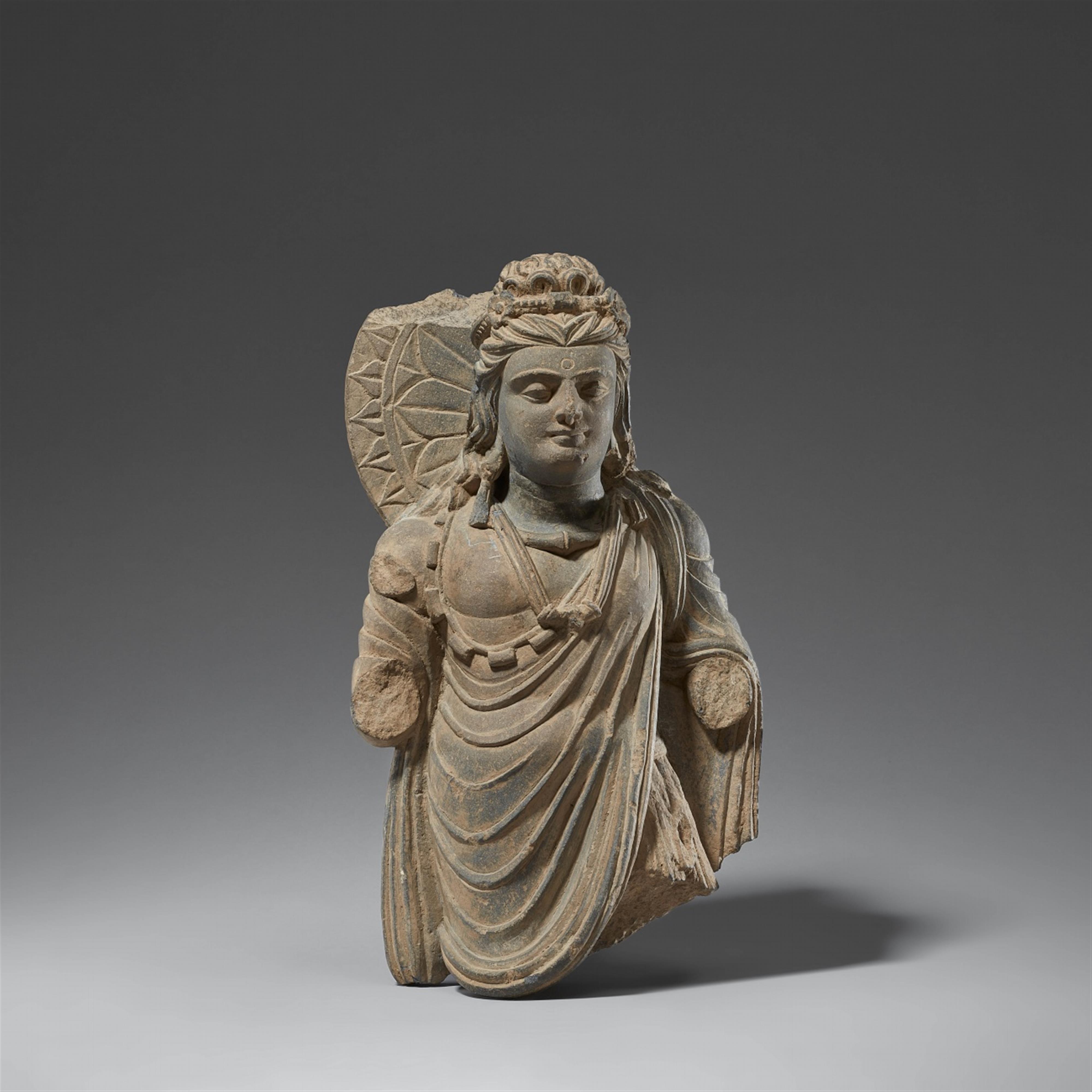 Fragment eines stehenden Bodhisattva. Grauer Schist. Pakistan, Gandhara. 2./3 Jh. - image-1