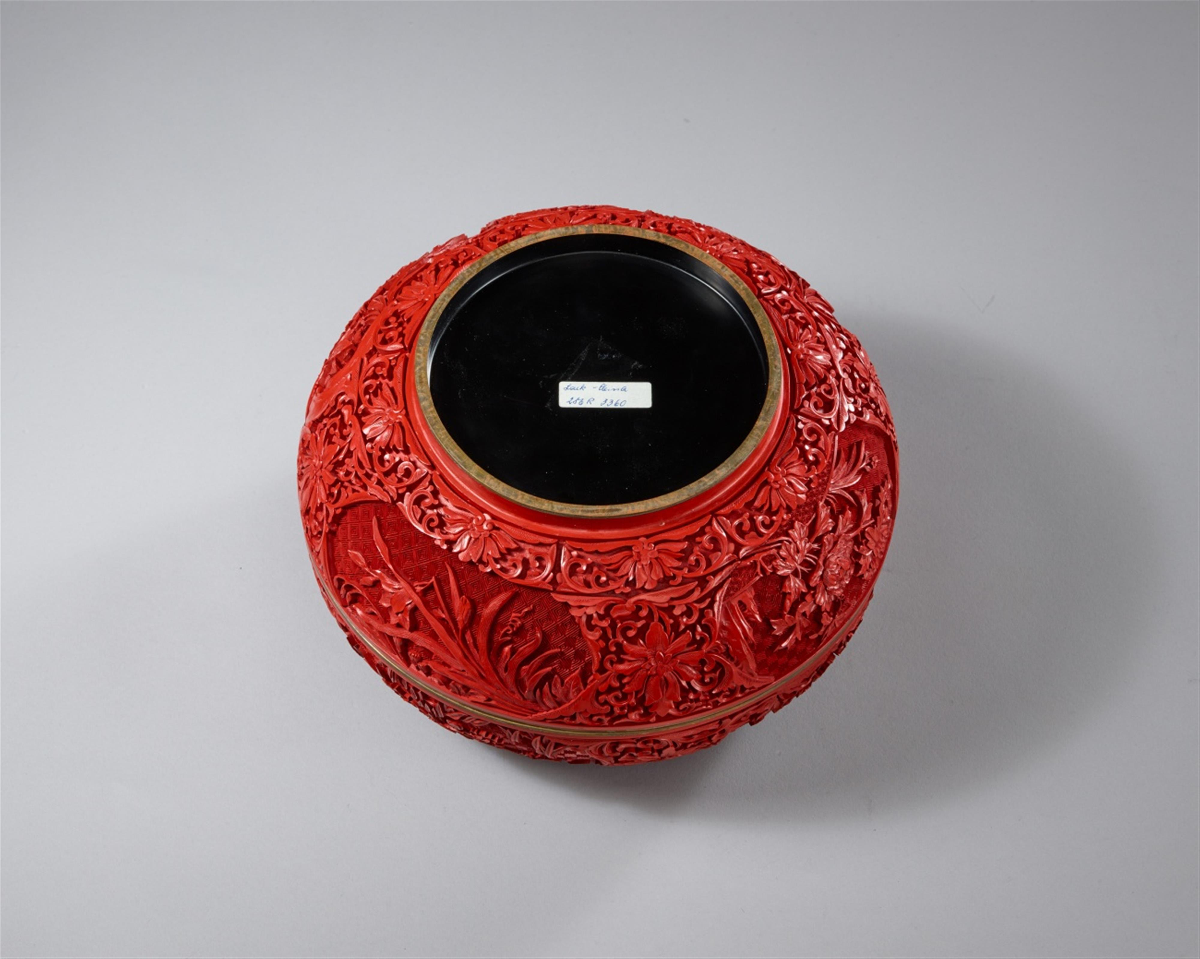 A large carved red lacquer lidded box. Beijing. Ca. 1970 - image-2