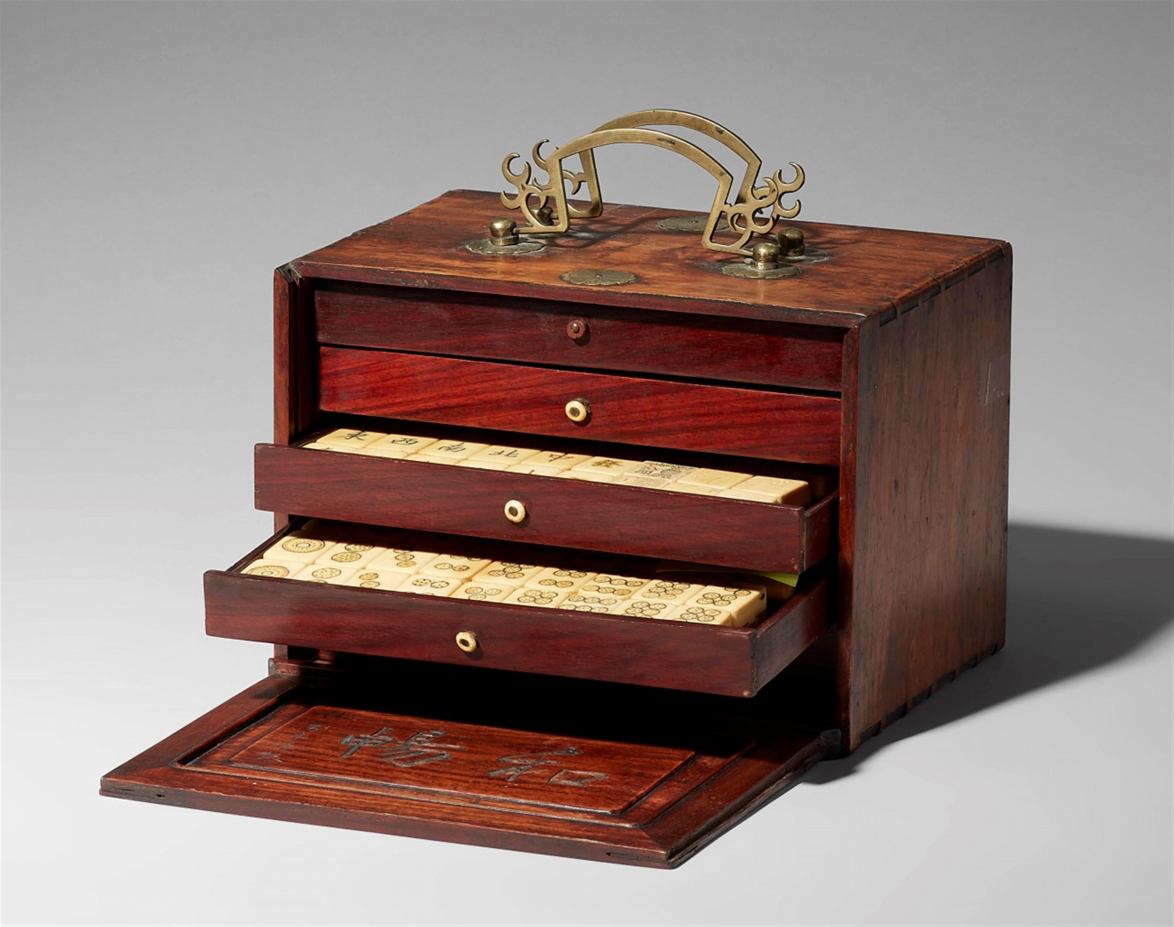 A mahjong-Spiel in a wooden carrying box. Early 20th century - image-1