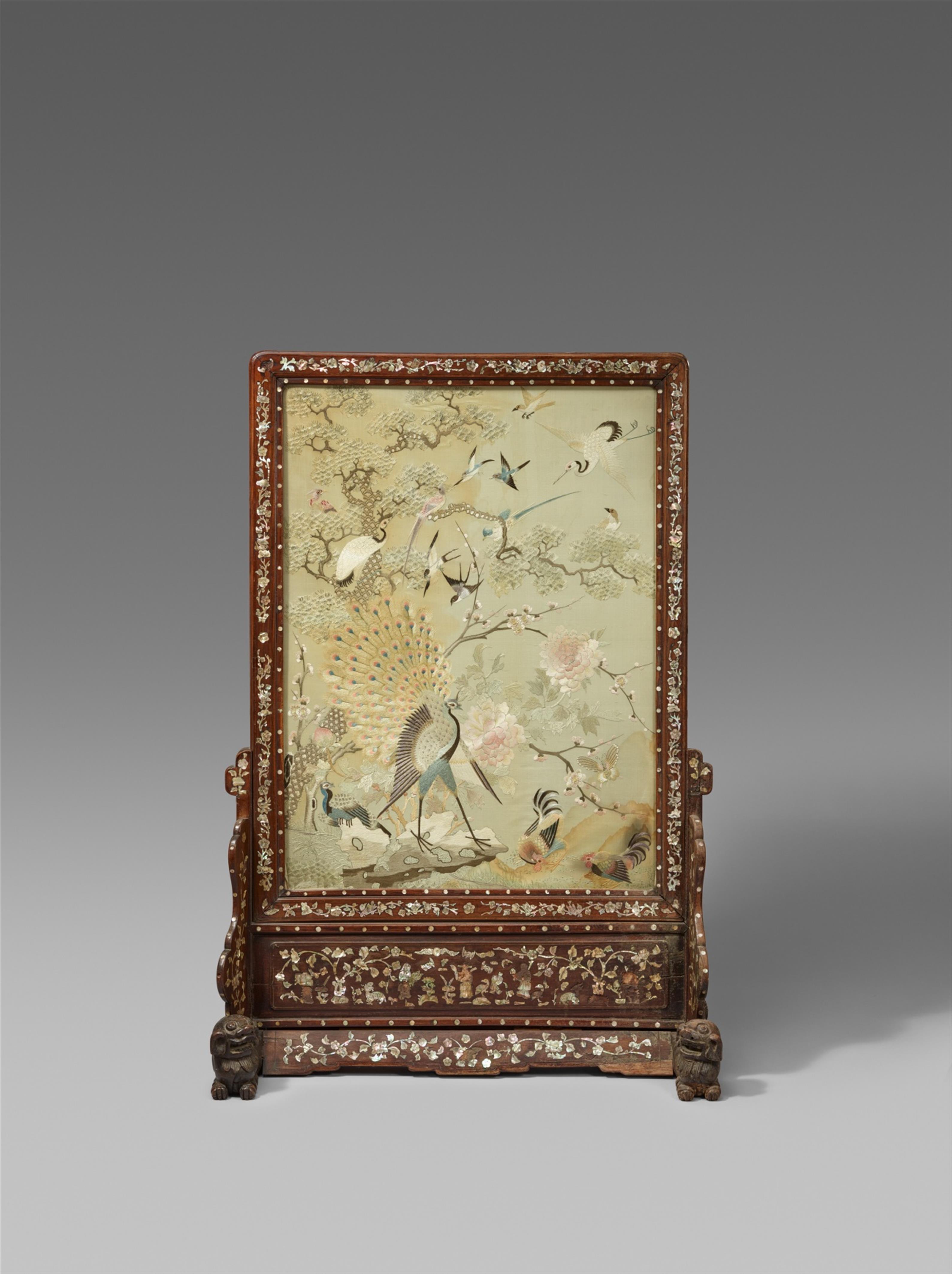 An embroidered satin screen in a hardwood frame. Southern China, Guandong province. Late 19th century - image-1