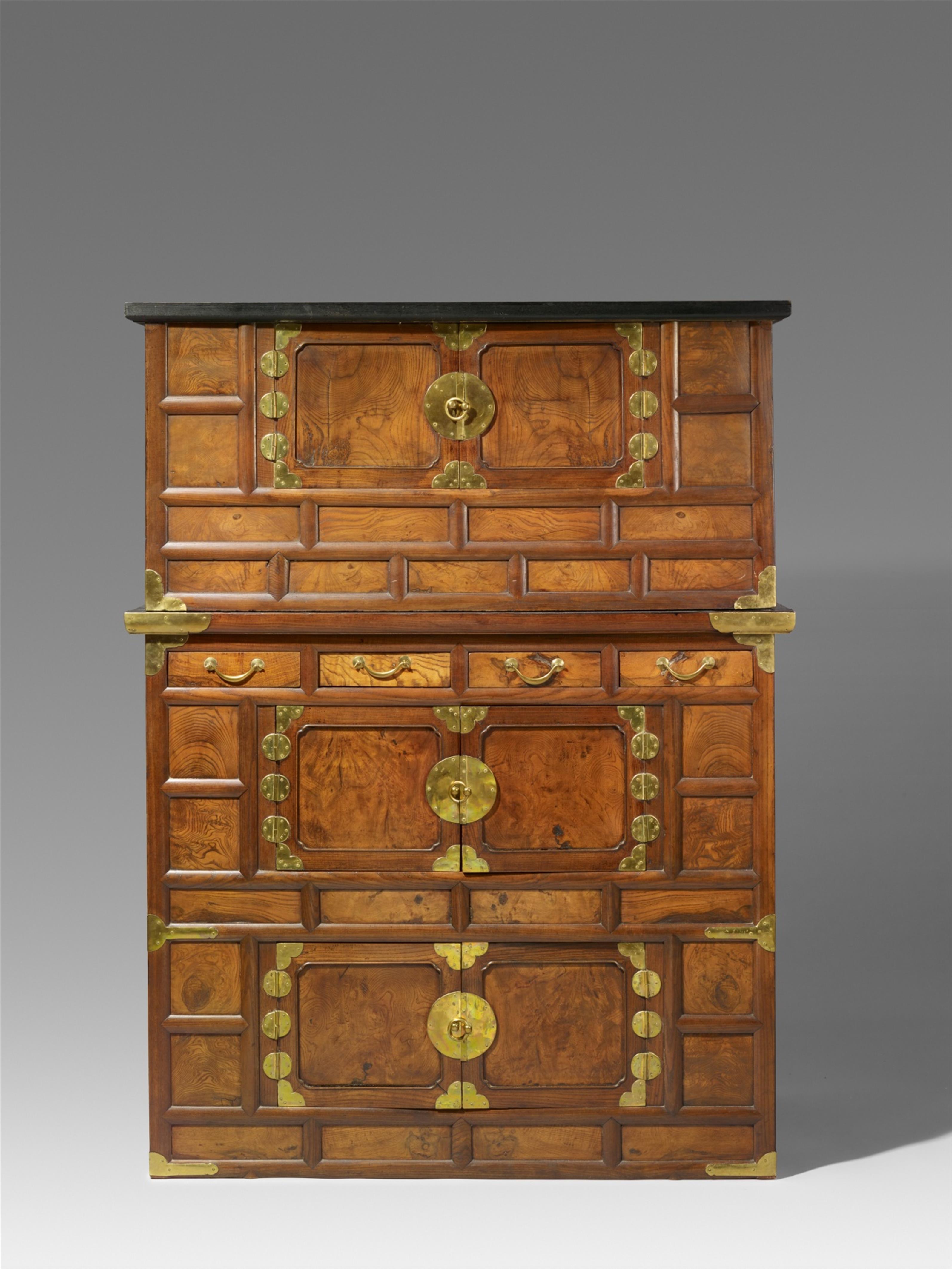 A large Korean chest (ich'ung jang). Two kinds of wood, including zelkova. 19th/20th century - image-1