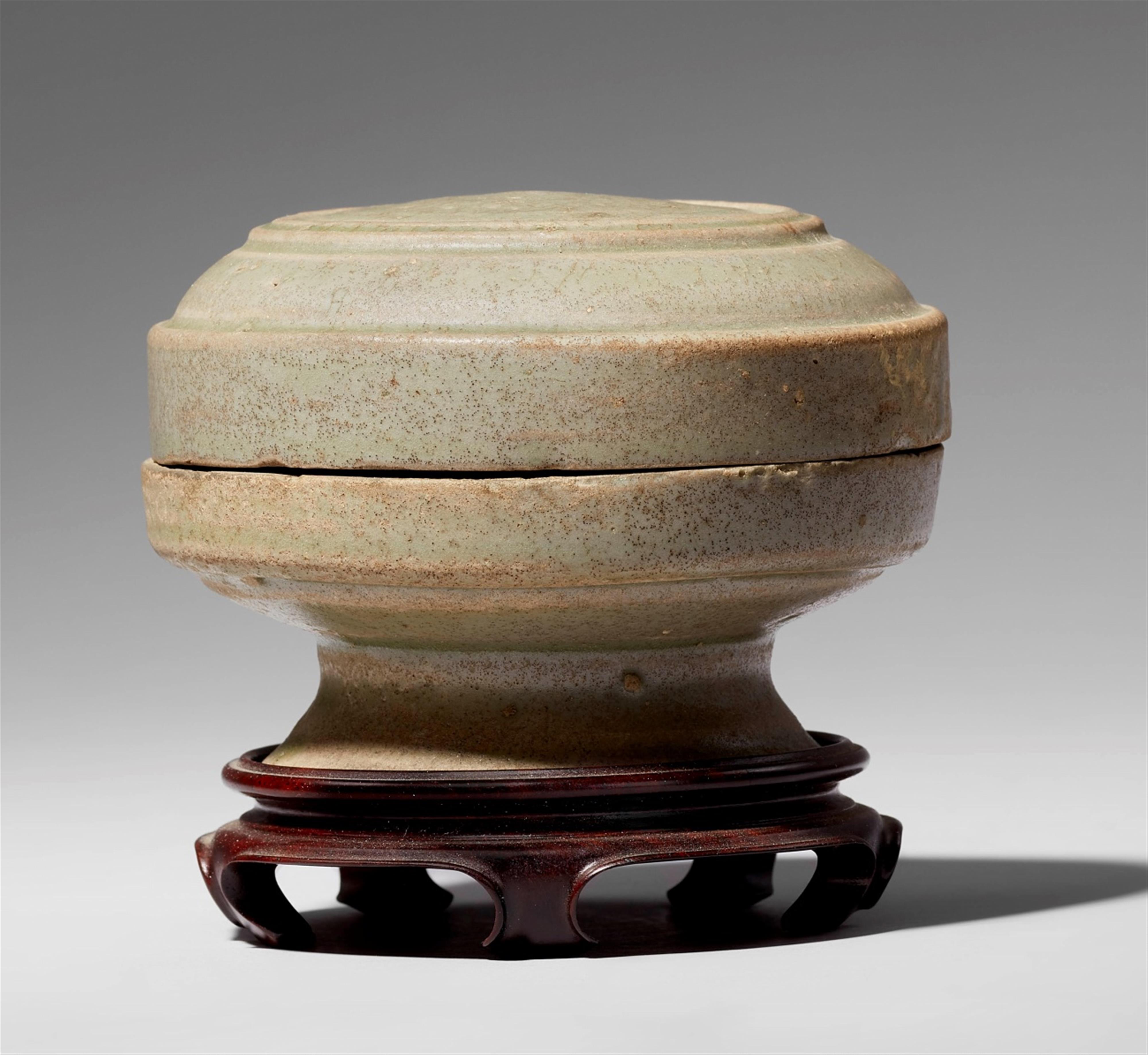 A Yue celadon footed box and cover. 9th/10th century - image-1