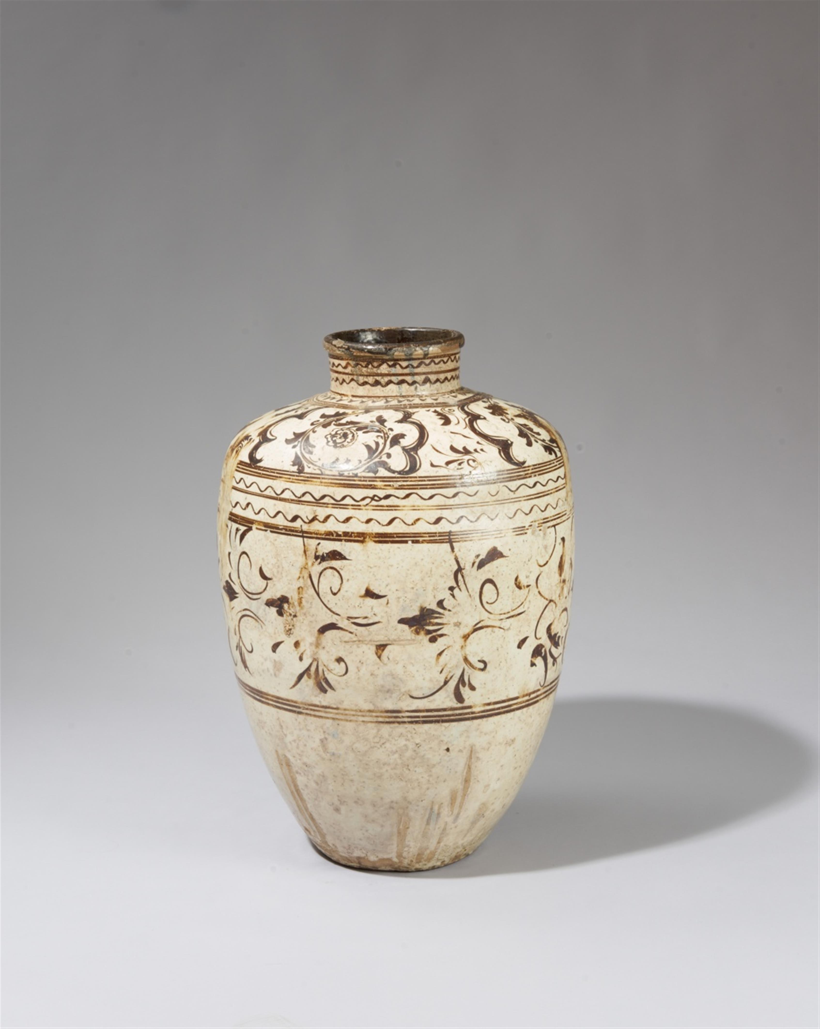 A large Cizhou wine storage jar. Ming dynasty (1368–1644) - image-1