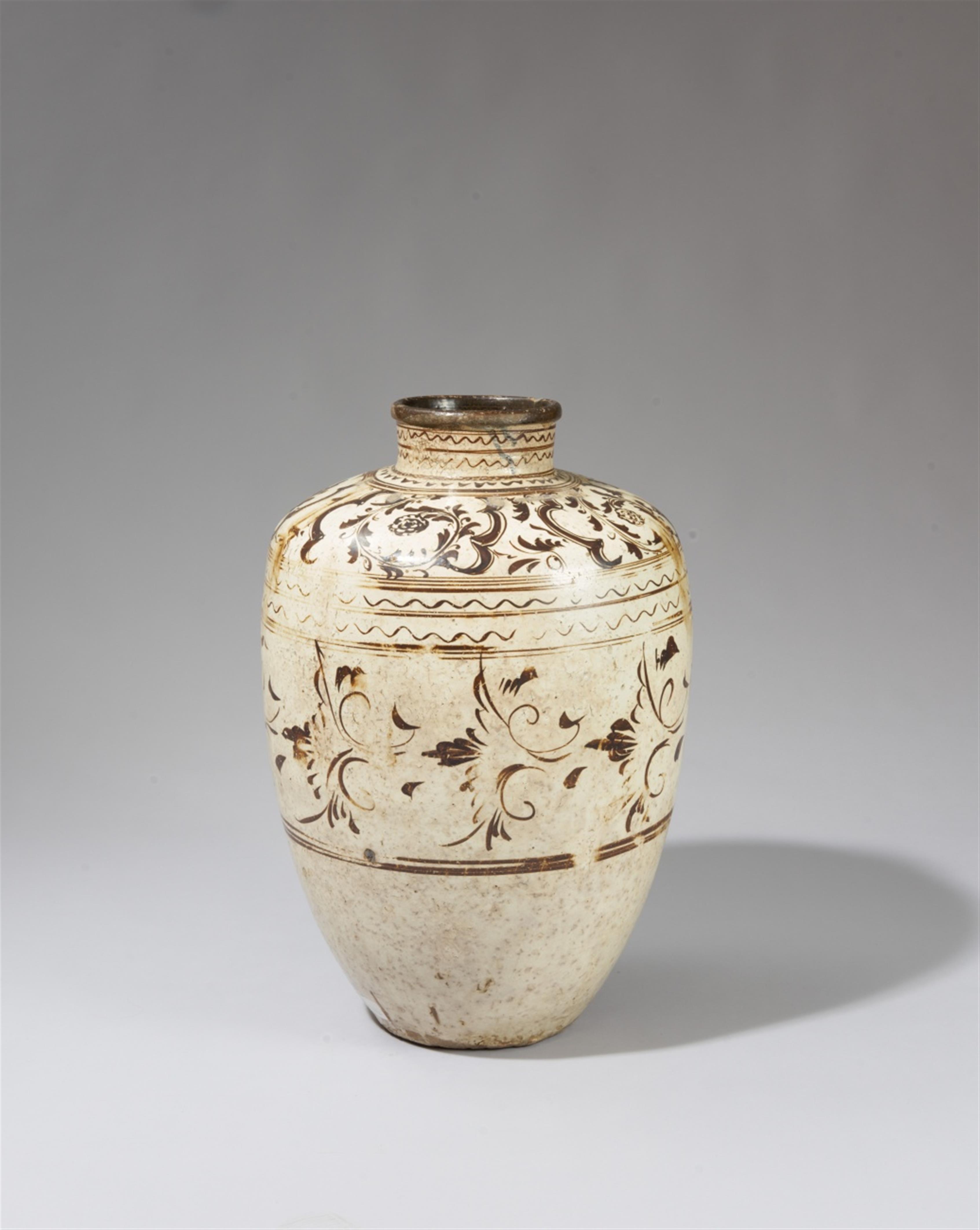 A large Cizhou wine storage jar. Ming dynasty (1368–1644) - image-2