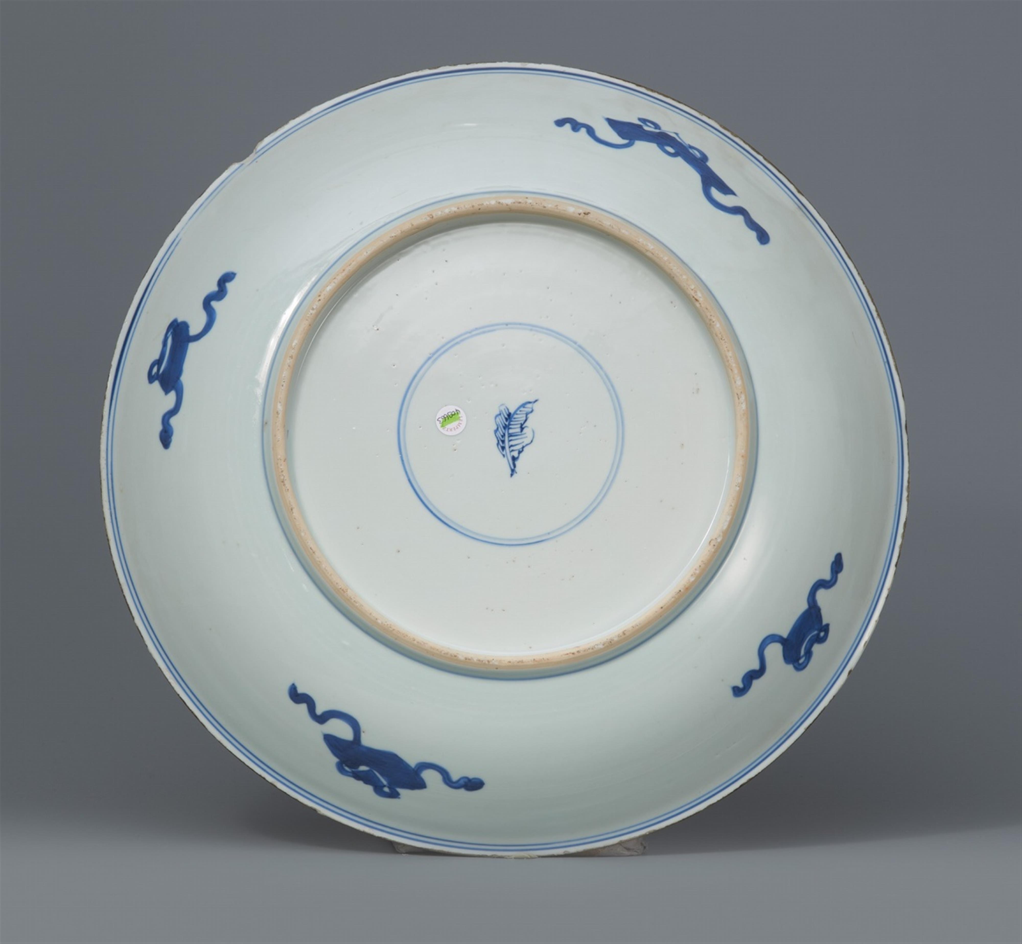 Große blau-weiße Schale mit Lotosdekor. Kangxi-Periode (1662–1722) - image-2