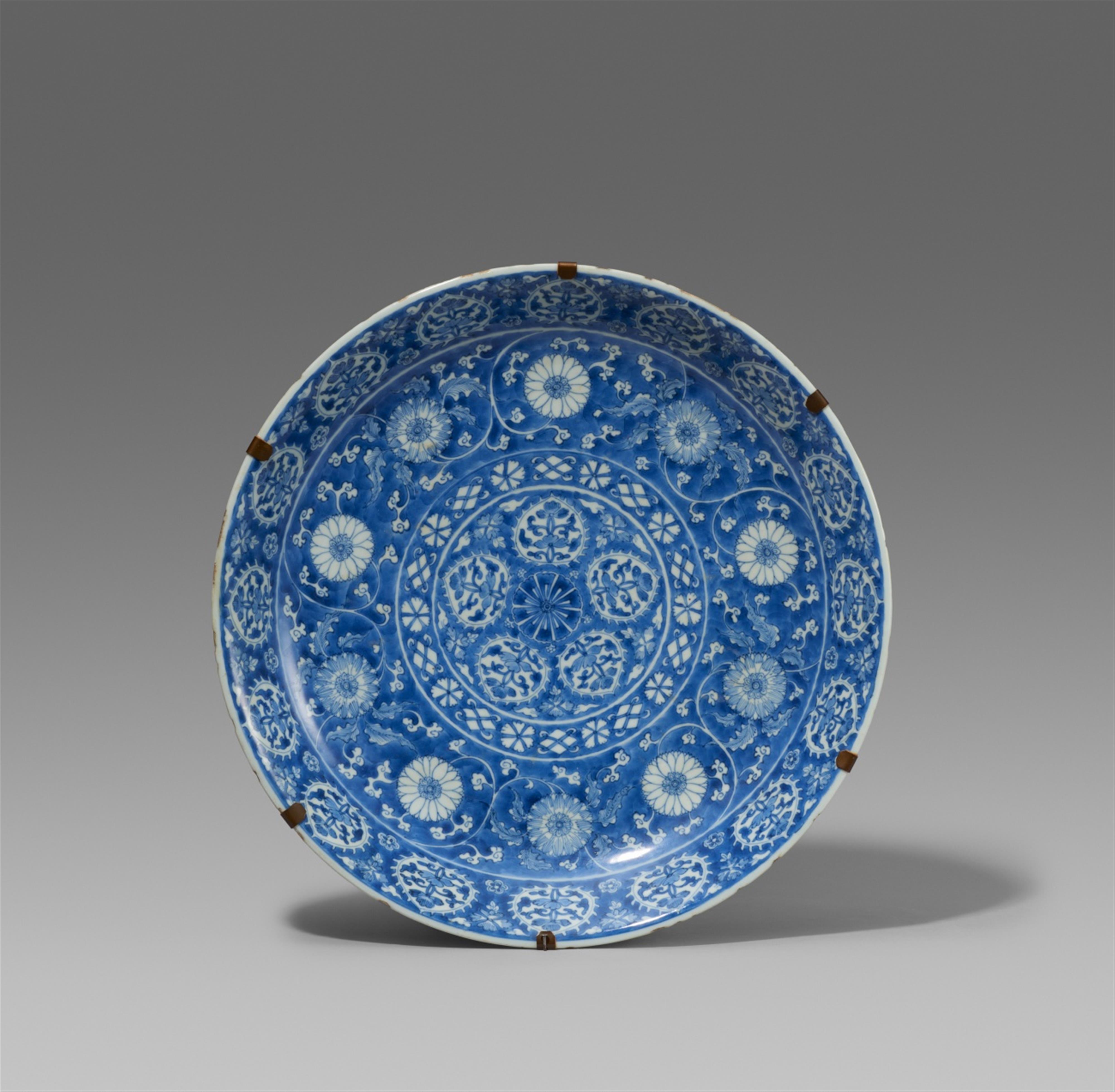 A large blue and white dish. Kangxi period (1662–1722) - image-1