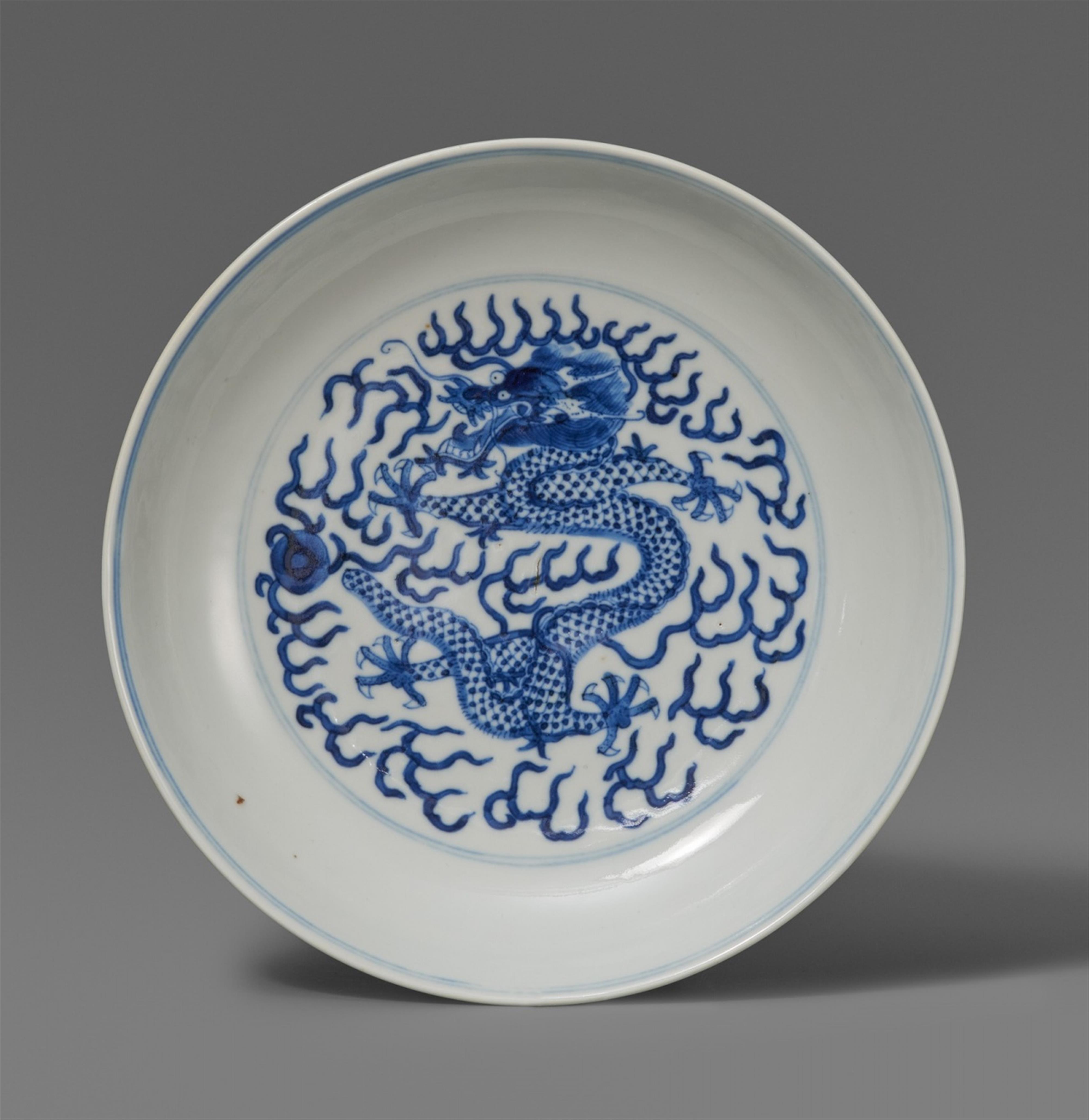 A blue and white dragon saucer-dish. Guangxu period (1875–1908) - image-1