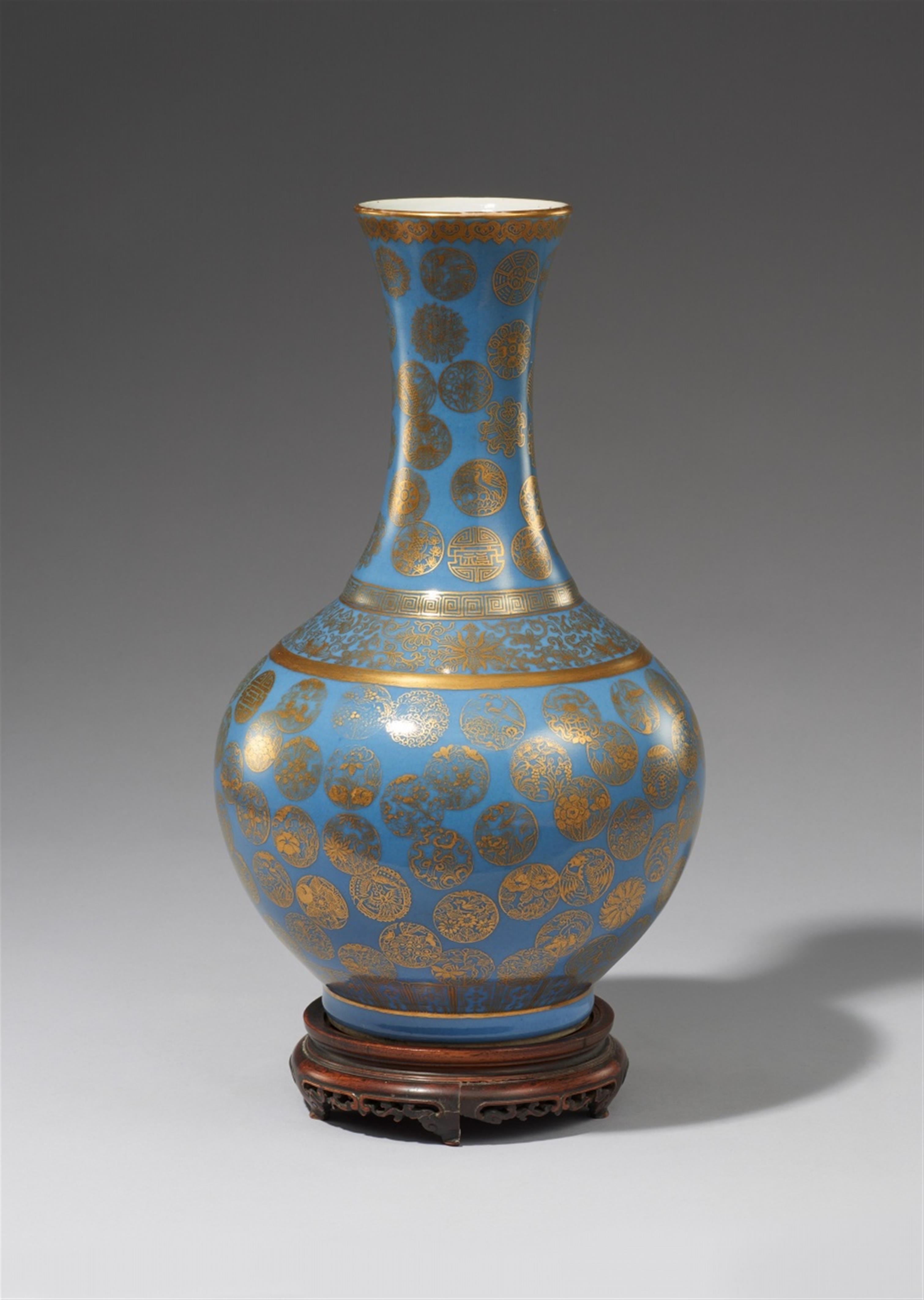 Blau glasierte Flaschenvase mit Goldmedaillons. Guangxu-Periode (1875–1908) - image-2