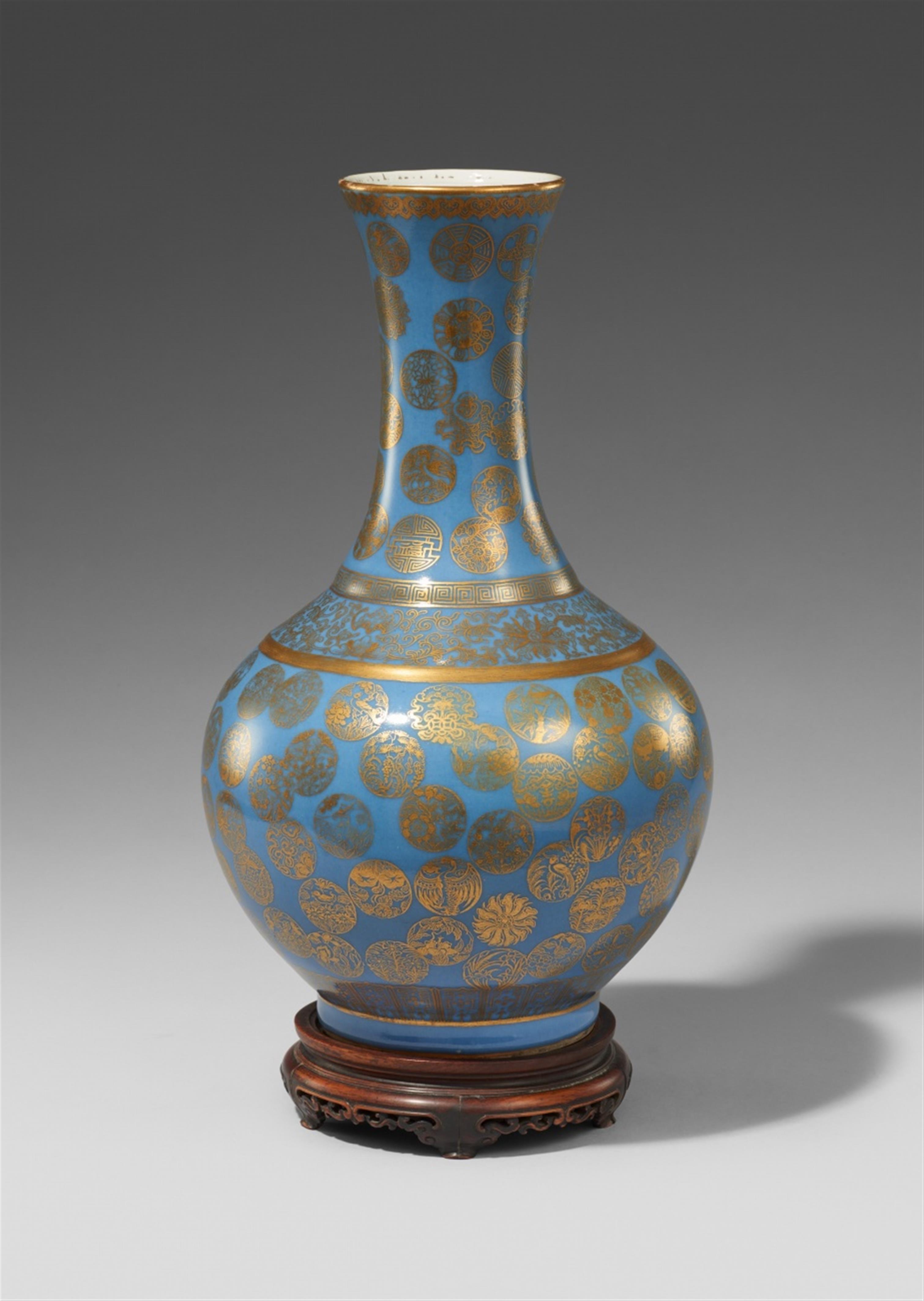 Blau glasierte Flaschenvase mit Goldmedaillons. Guangxu-Periode (1875–1908) - image-1