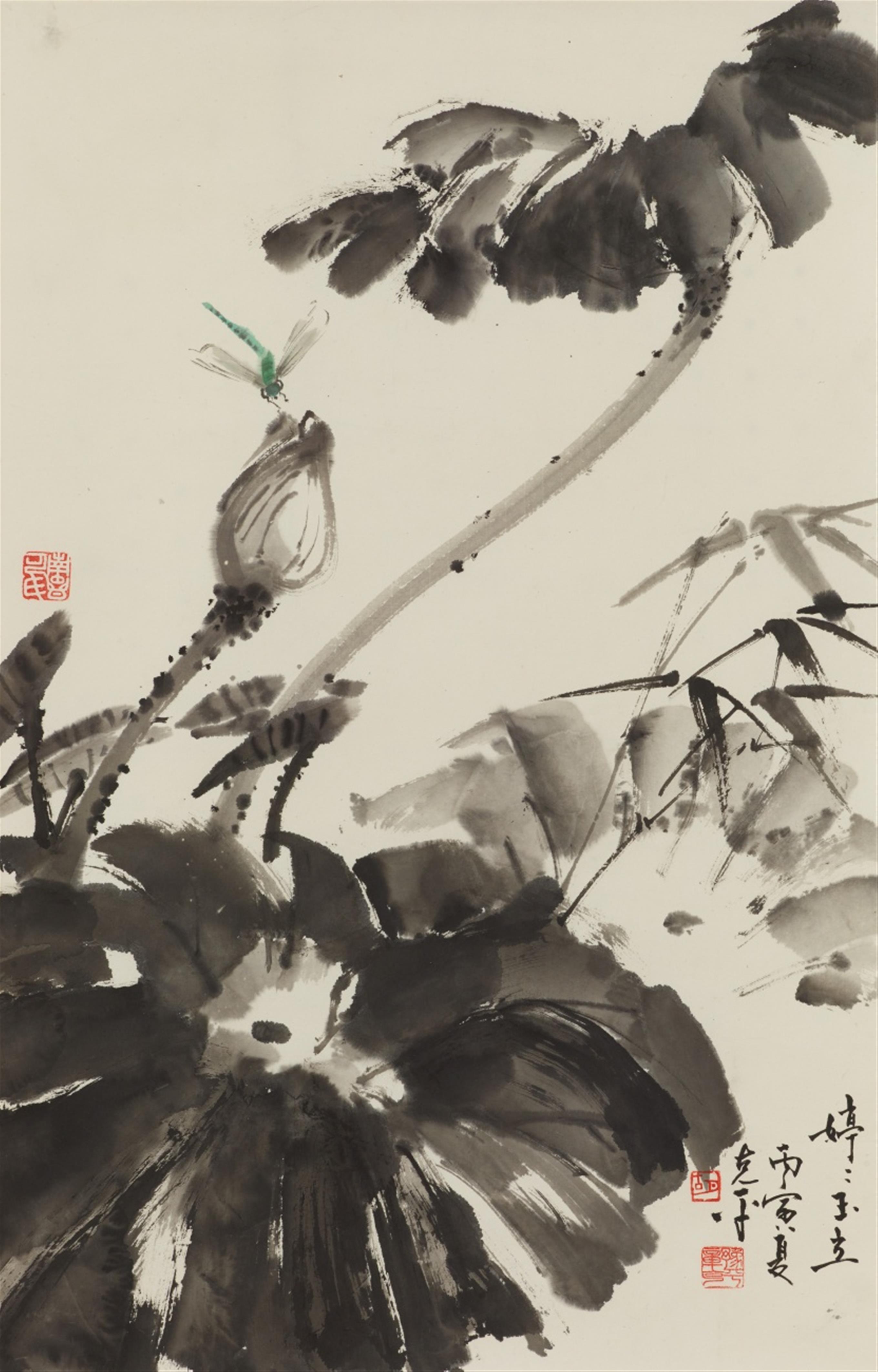 Hu Keping . 20th century - A dragonfly and lotus. Hanging scroll. Ink and colour on paper. Inscription, dated cyclically bingyin (1986), signed Keping, sealed Hu and two more seals. Wooden box. - image-1