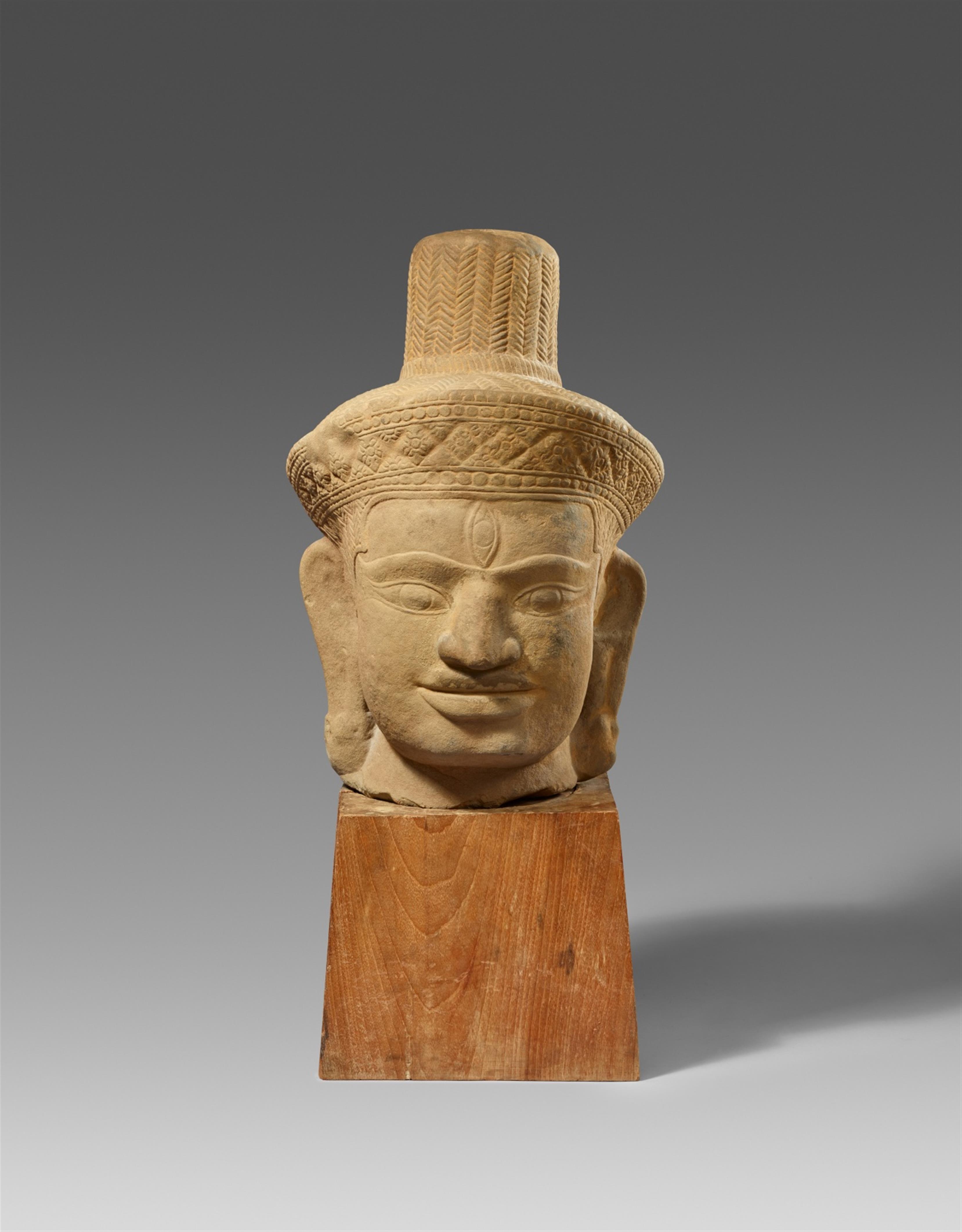 A very large Cambodian sandstone head of Shiva. 10th century or later - image-1