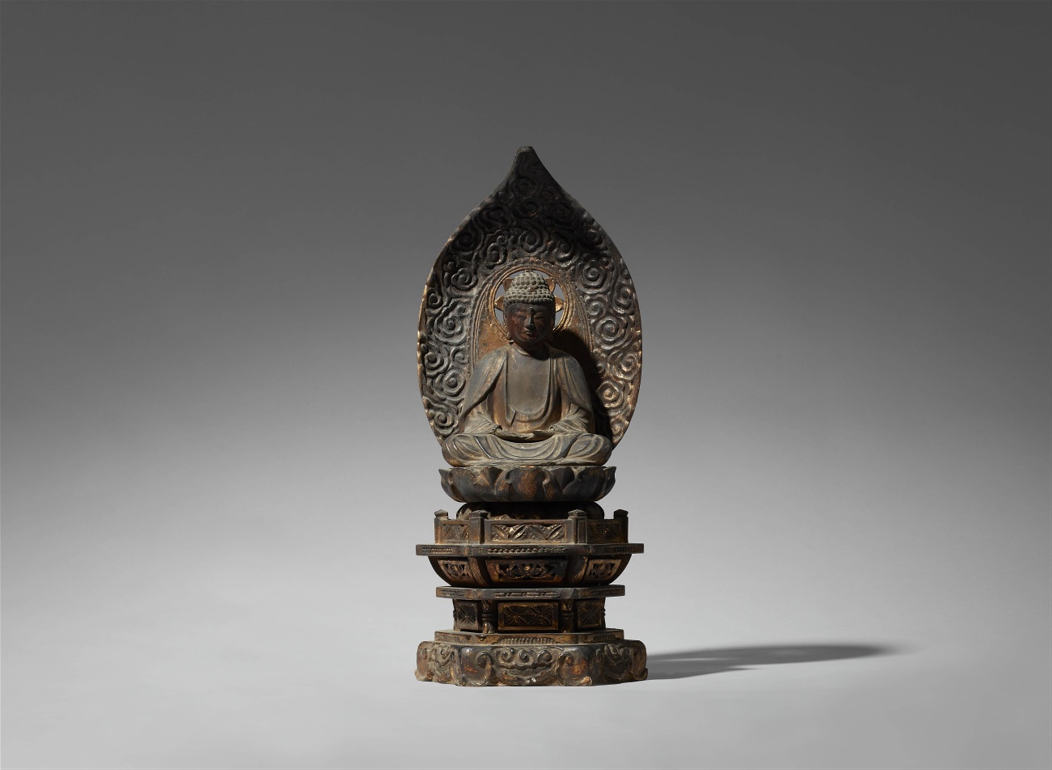Buddha Amida. Holz, über Schwarzlack, vergoldet. 17. Jh. - image-1