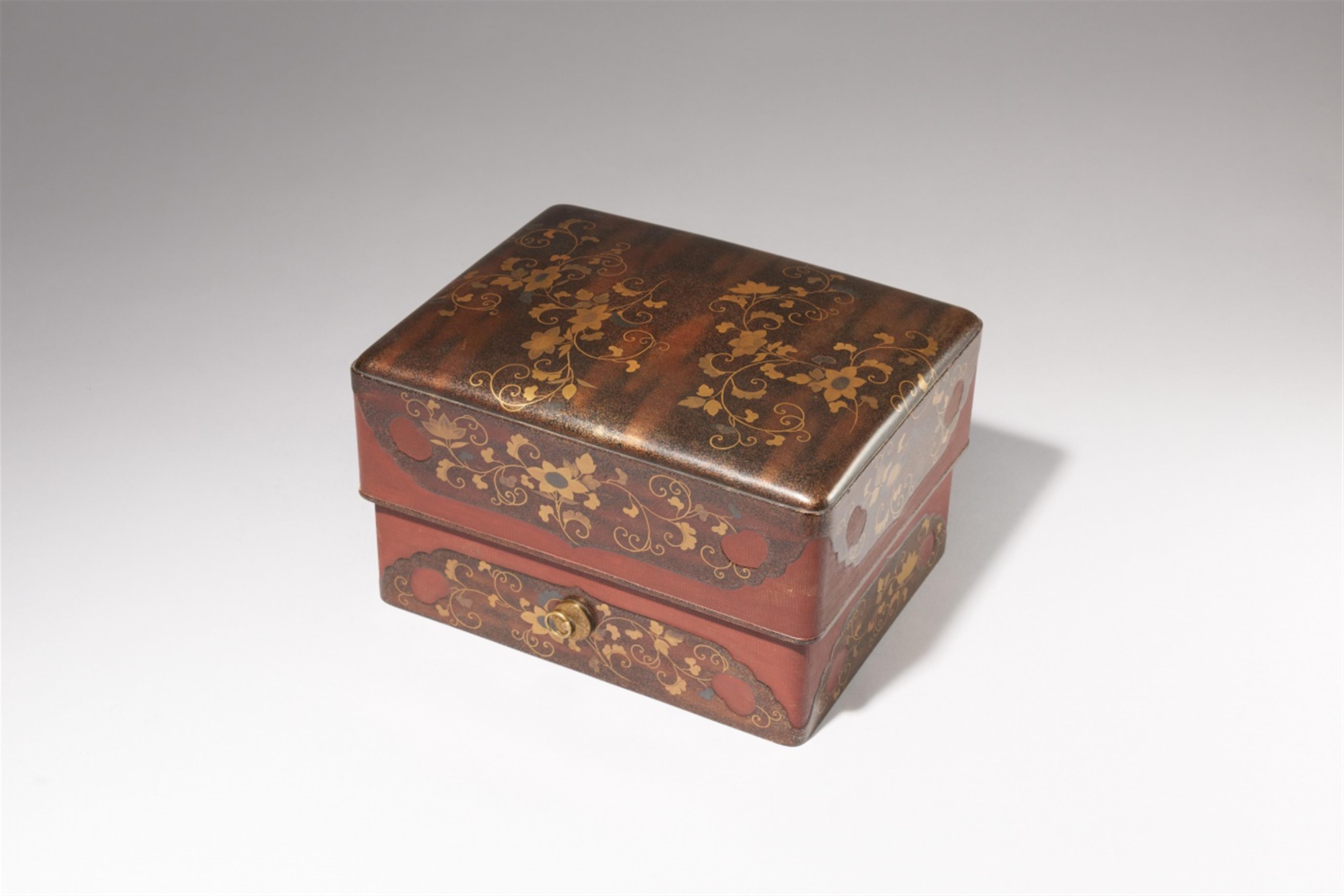 A large sumiaka lacquer box. Edo period, 17th century - image-2